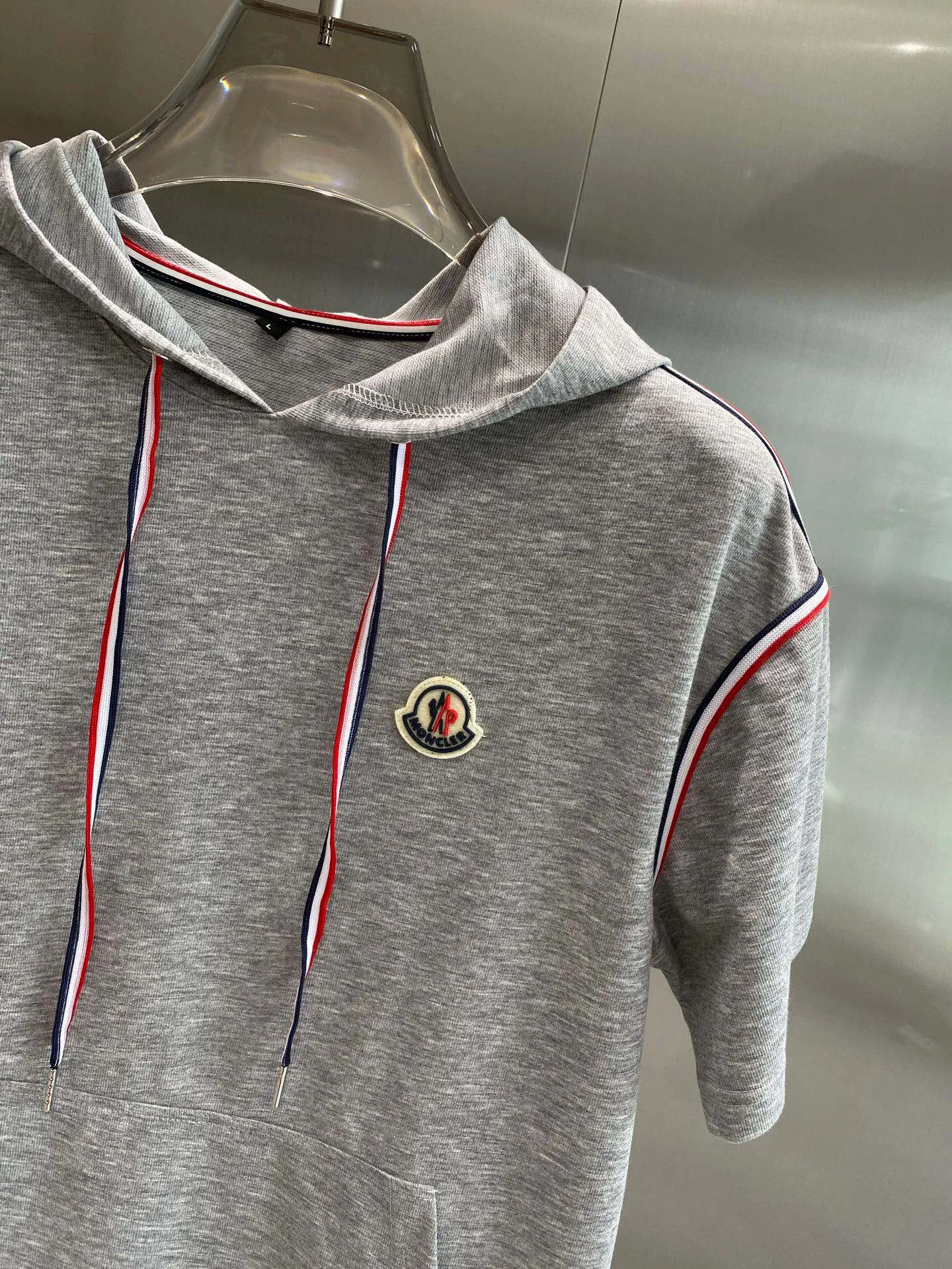 P560 Brand [MONCLER Mouth Covered] 2025 round neck short-sleeved shorts suit. The pure cotton fabric upper body will not be stuffy, the smooth and comfortable skin-friendly effect is more breathable, the fabric has its own texture, classic logo technology, a new interpretation from a unique angle, the first choice for fashion and versatility! Size: M-3XL (maximum wear: 190 pounds)