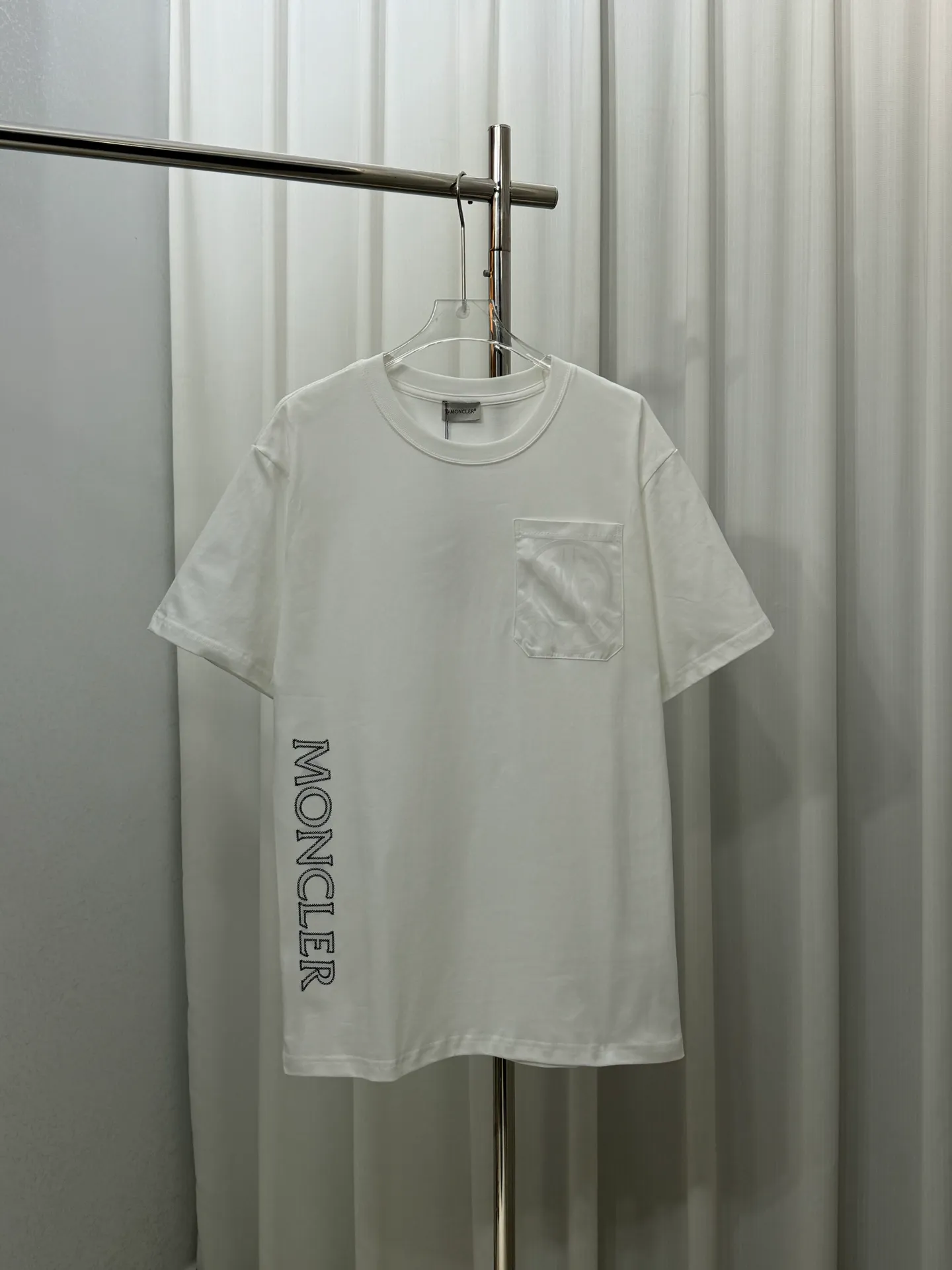 P160 Moncler woven pockets with hollow embroidered letter logo for men and women, short-sleeved T-shirt, 260g 100% double yarn pure cotton fabric, 32 double-strand threads, collar label, hangtag, main mark and three labels complete Size: XS S M L