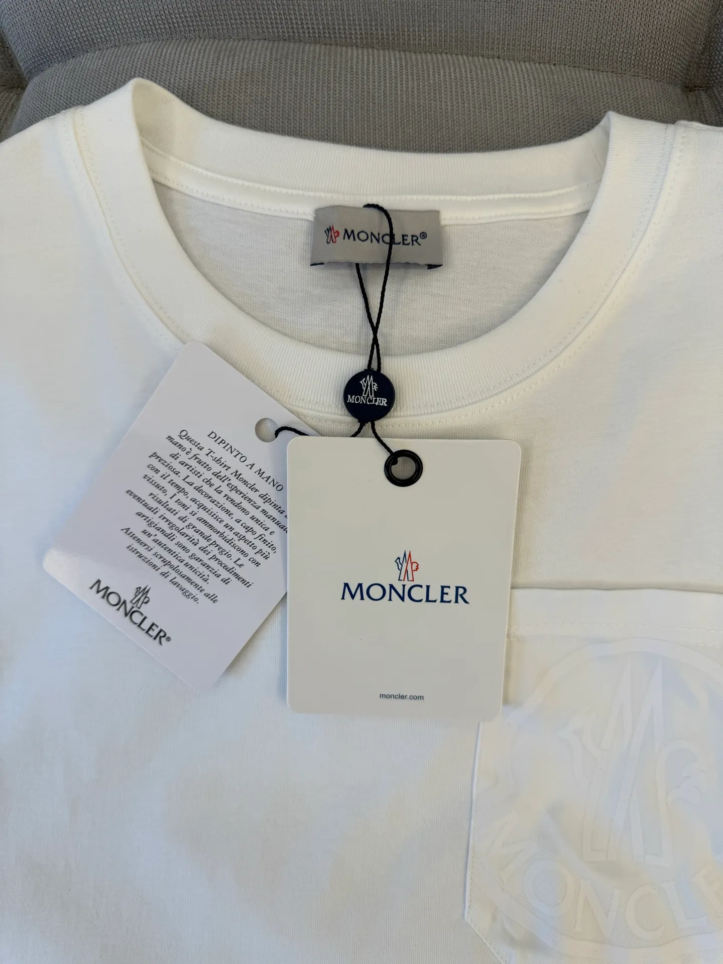 P160 Moncler woven pockets with hollow embroidered letter logo for men and women, short-sleeved T-shirt, 260g 100% double yarn pure cotton fabric, 32 double-strand threads, collar label, hangtag, main mark and three labels complete Size: XS S M L