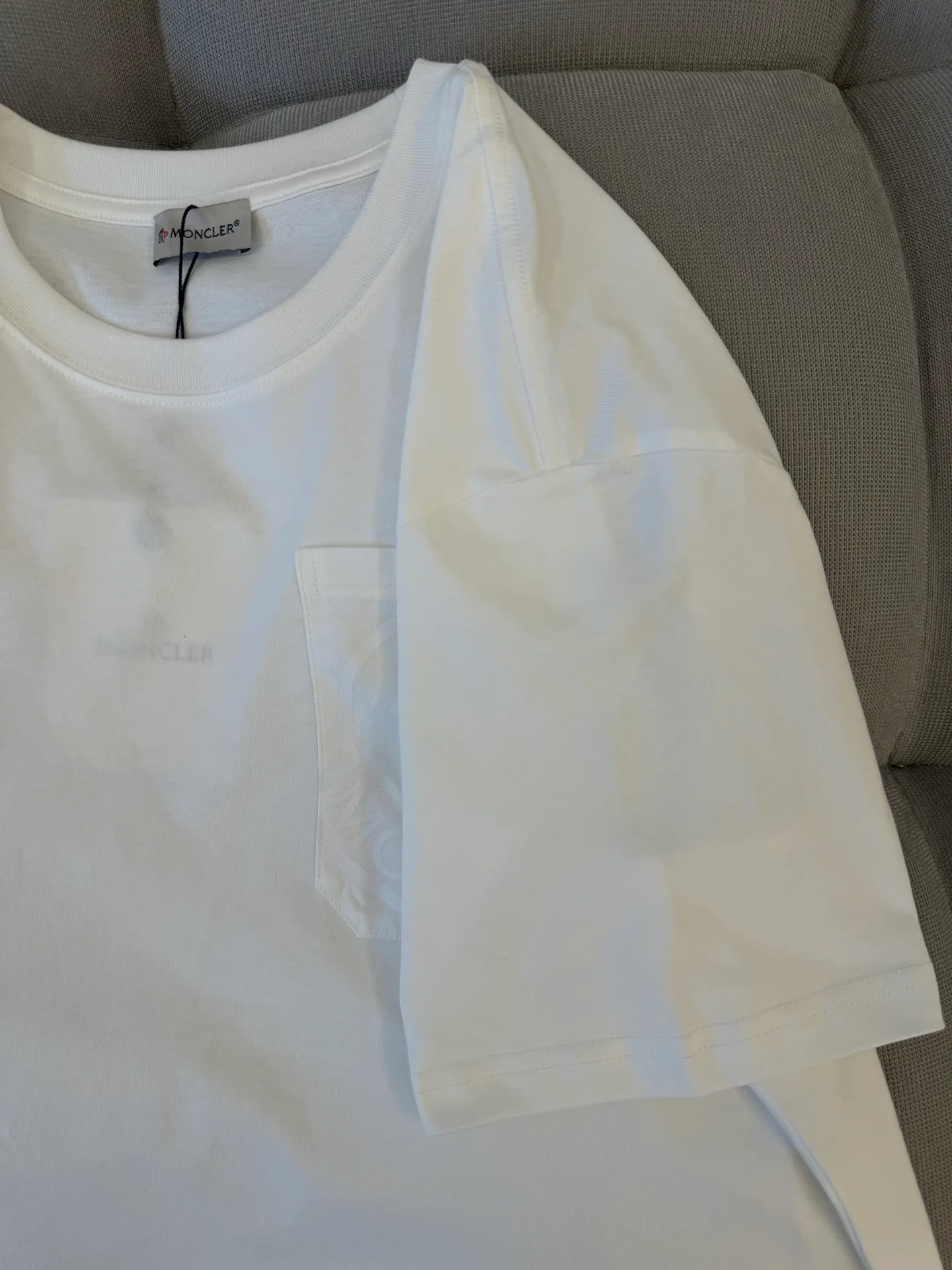 P160 Moncler woven pockets with hollow embroidered letter logo for men and women, short-sleeved T-shirt, 260g 100% double yarn pure cotton fabric, 32 double-strand threads, collar label, hangtag, main mark and three labels complete Size: XS S M L