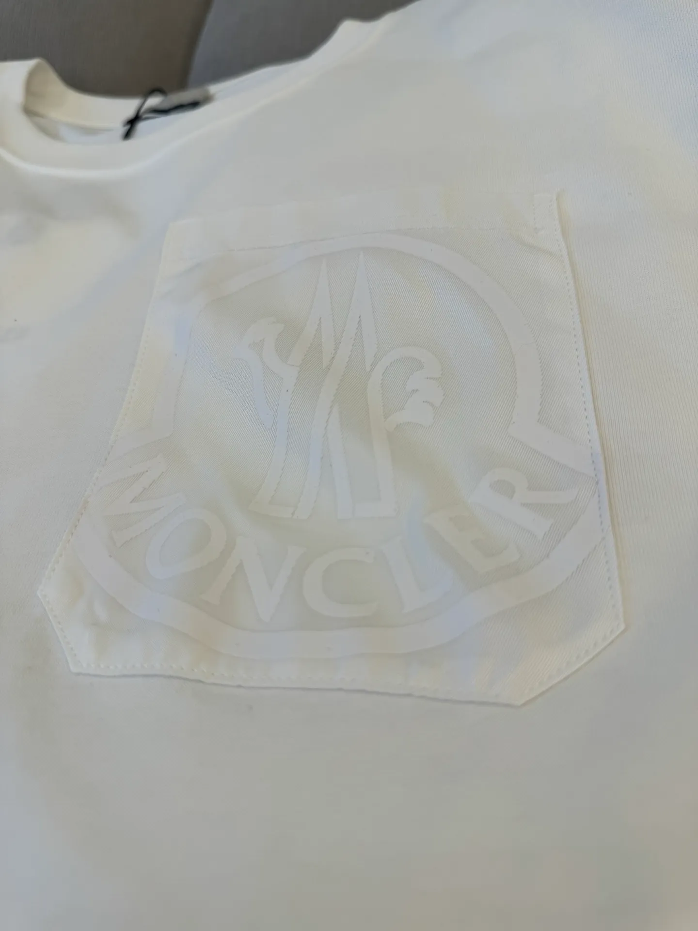 P160 Moncler woven pockets with hollow embroidered letter logo for men and women, short-sleeved T-shirt, 260g 100% double yarn pure cotton fabric, 32 double-strand threads, collar label, hangtag, main mark and three labels complete Size: XS S M L