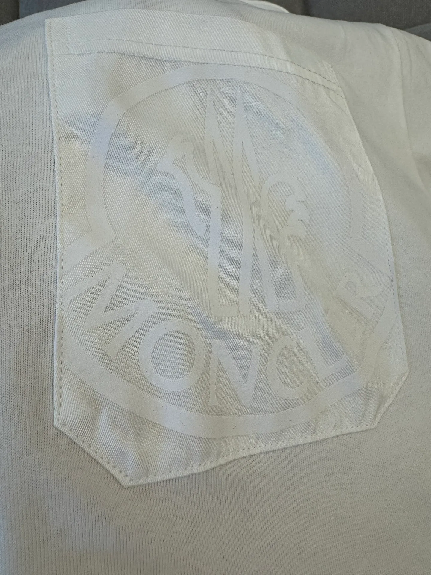 P160 Moncler woven pockets with hollow embroidered letter logo for men and women, short-sleeved T-shirt, 260g 100% double yarn pure cotton fabric, 32 double-strand threads, collar label, hangtag, main mark and three labels complete Size: XS S M L
