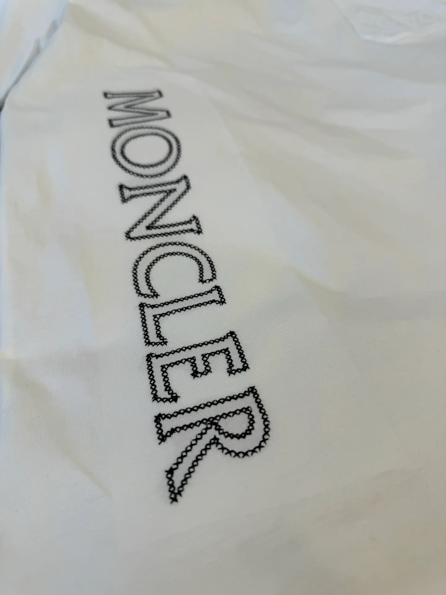 P160 Moncler woven pockets with hollow embroidered letter logo for men and women, short-sleeved T-shirt, 260g 100% double yarn pure cotton fabric, 32 double-strand threads, collar label, hangtag, main mark and three labels complete Size: XS S M L