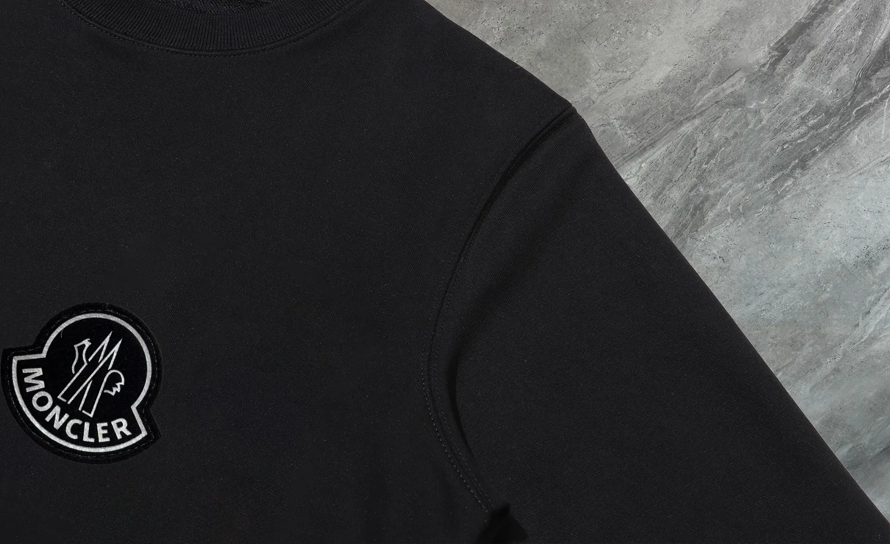 P210 High-version sweatshirt) [Long-term stock] 〖𝐌𝐎𝐍𝐂𝐋𝐄𝐑~Mask〗 Made of 440g heavy-weight fabric. It is different from the market currency. It can be matched with any variety and is properly handsome. 😎The whole dress is made of double waistcoats. The double waistcoats make the whole dress more three-dimensional. Not ordinary factories can do such fine work. 2025 Spring runway version of the T stage, on sale at the counter, round neck terry sweatshirt, high-end double-strand pure cotton, custom-made stretch ribs, dyed in the same vat, complete with three standards, matched with exquisite embroidered LOGO on the chest, simple and advanced, same style for men and women. Color: black, apricot, white, size: S M L XL 2XL