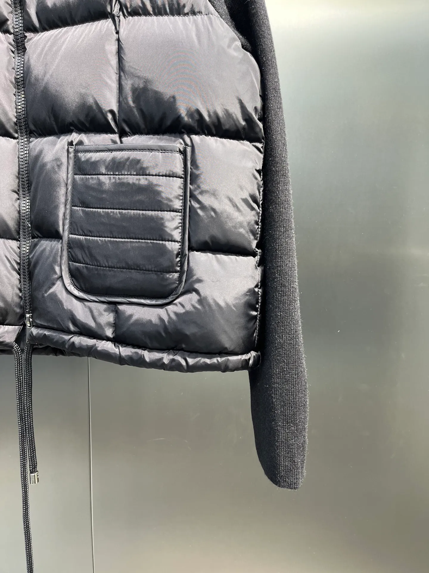 P540 Moncler 24 autumn and winter women's Cardigan stand-up collar spliced ​​knitted down doll style short down knitted material on the back sleeves makes the upper body slimmer Spliced ​​down jacket keeps warm and reduces age Bread square checkered downed upper body is simple and fashionable Hem drawstring design Adjustable version Can be worn alone or layered Color: black milk white Size: S-M-L-XL