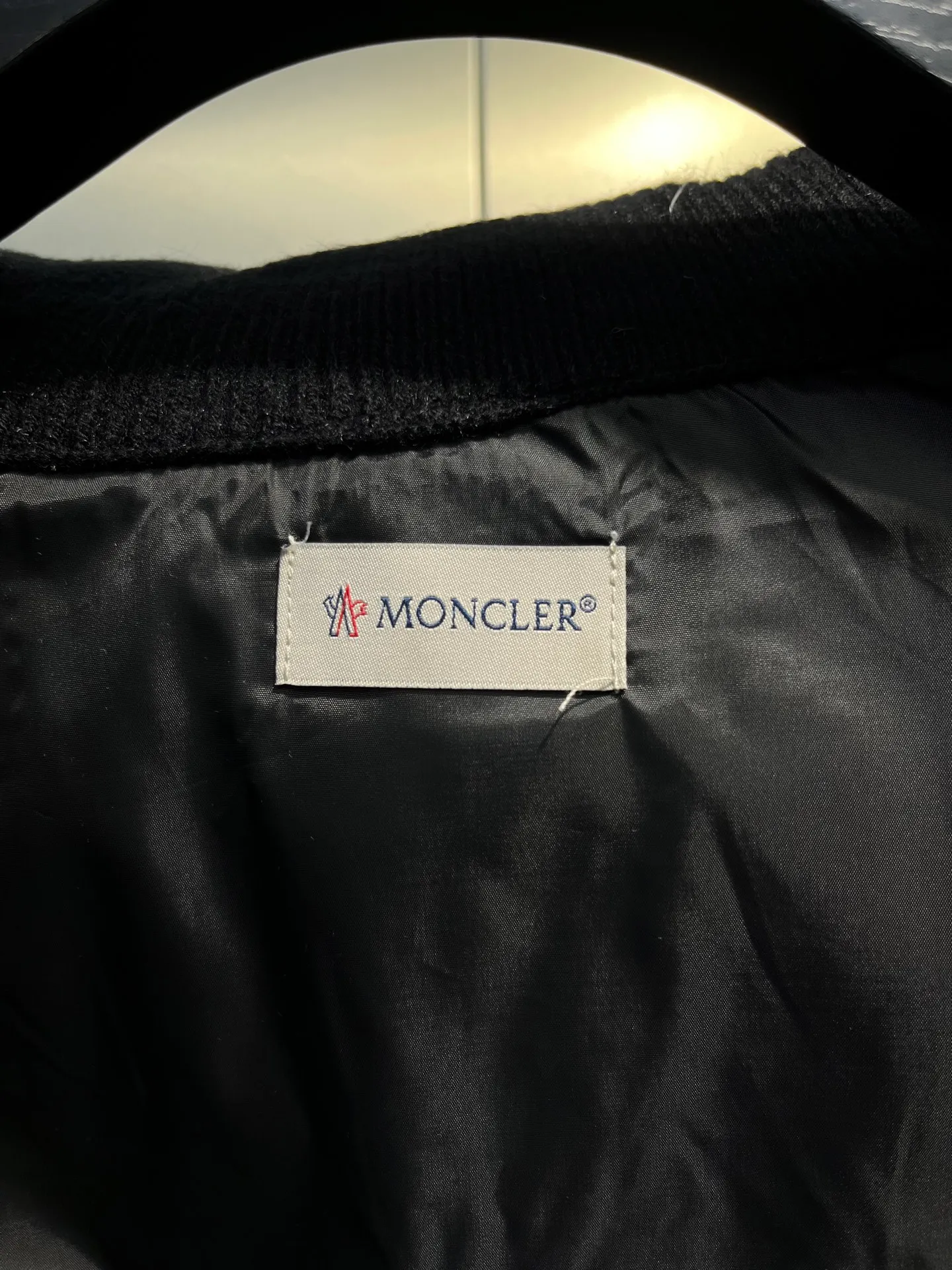 P540 Moncler 24 autumn and winter women's Cardigan stand-up collar spliced ​​knitted down doll style short down knitted material on the back sleeves makes the upper body slimmer Spliced ​​down jacket keeps warm and reduces age Bread square checkered downed upper body is simple and fashionable Hem drawstring design Adjustable version Can be worn alone or layered Color: black milk white Size: S-M-L-XL