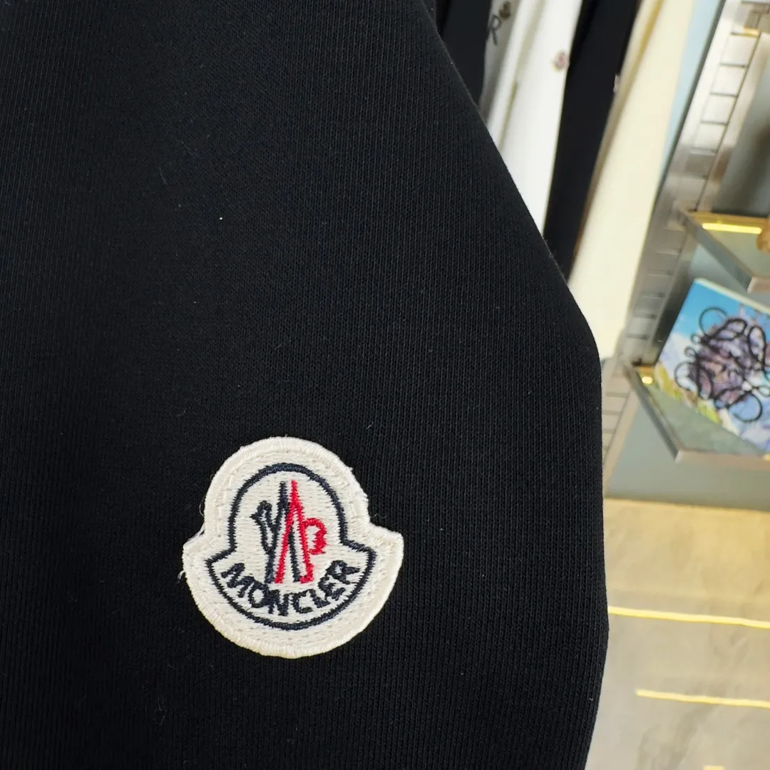 P210 high version sweatshirt) 📦With exclusive picture packaging📦 [Long-term ready stock] Upgraded version "Mobile phone smart sensor ~ NFC chip armband ~ Direct access to the official website anti-counterfeiting" 〖 𝐌𝐎𝐍𝐂𝐋𝐄𝐑 ~ Mouth covering〗 2025 new high quality, using 450g heavyweight fabric Different from the market currency, you can mix and match everything at will and you will be handsome😎The whole clothes is made of double waistcoats. The double waistcoats make the whole dress more three-dimensional. It is not an ordinary factory that can do such fine work. 2025 autumn and winter new style, on sale at the counter, exquisite printed round neck terry sweatshirt. High-end double-ply cotton. Customized stretch ribs are dyed in the same vat. Three standards are complete. It is matched with digital printing patterns and is very breathable. Same style for men and women. Color: black, white, apricot. Size: S M L XL 2XL