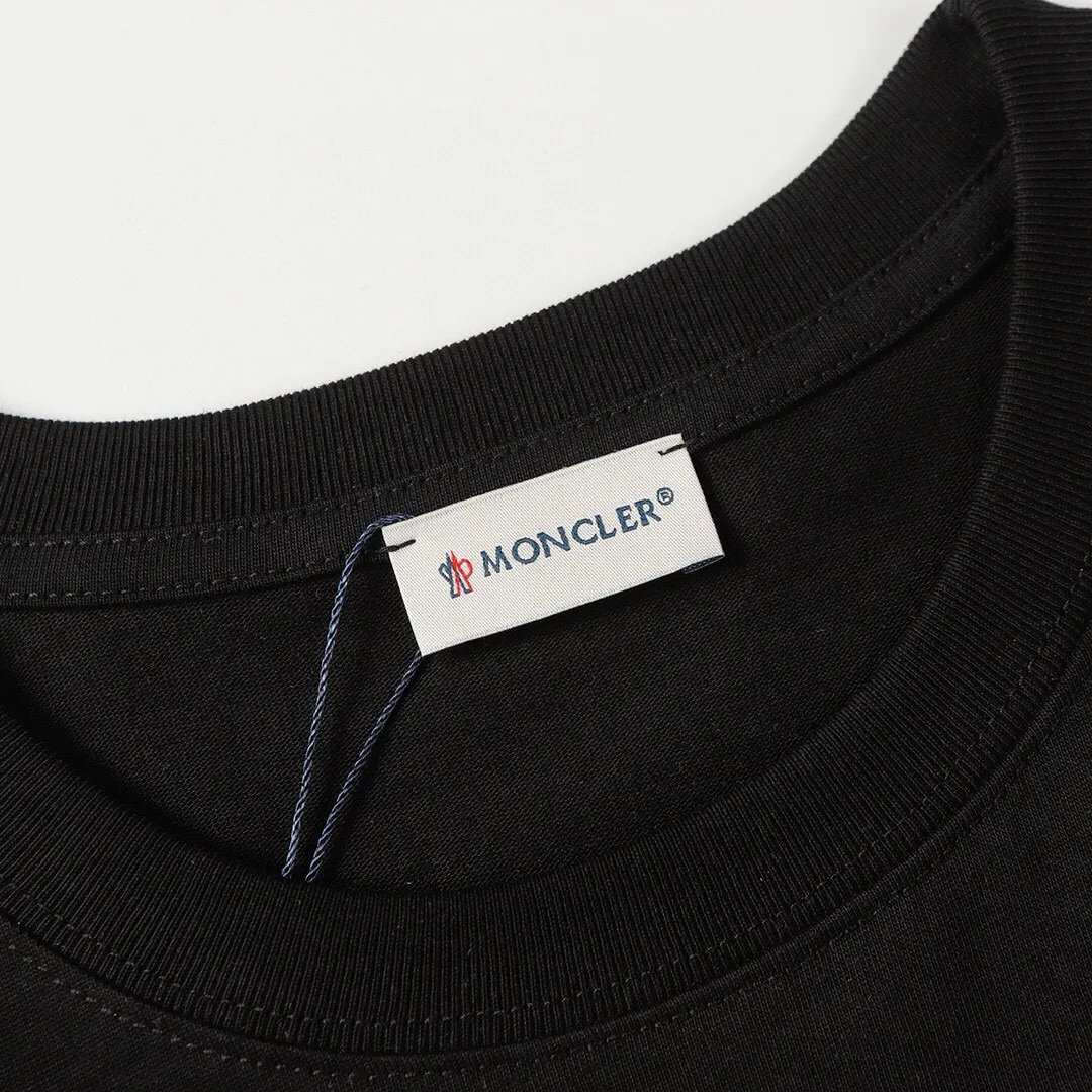 P130 Style No.: 831 〈MONCLER〉The price of the mousse is actually quite advantageous. Those who have been to the counters should know that the price of the mousse is not much cheaper than Gucci Burberry. It is just relatively low-key and unwilling to hype. It is a picture that you want to buy or not. It has an aloof existence... Exclusively customized 270 grams of 32-count double yarn smooth cotton. The texture is very soft and comfortable. 100% different from the top fabrics in the market (does not shrink, deform, or pill). Matched with 320g 1*1 thread (fabric threads are dyed in the same vat, no color difference, threads are not easy to deform) Color: Black White Size: S-XL