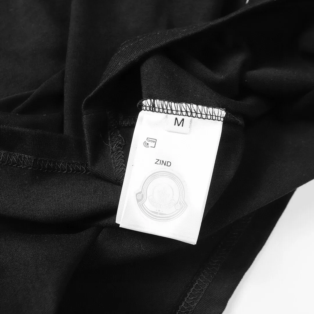 P130 Style No.: 831 〈MONCLER〉The price of the mousse is actually quite advantageous. Those who have been to the counters should know that the price of the mousse is not much cheaper than Gucci Burberry. It is just relatively low-key and unwilling to hype. It is a picture that you want to buy or not. It has an aloof existence... Exclusively customized 270 grams of 32-count double yarn smooth cotton. The texture is very soft and comfortable. 100% different from the top fabrics in the market (does not shrink, deform, or pill). Matched with 320g 1*1 thread (fabric threads are dyed in the same vat, no color difference, threads are not easy to deform) Color: Black White Size: S-XL