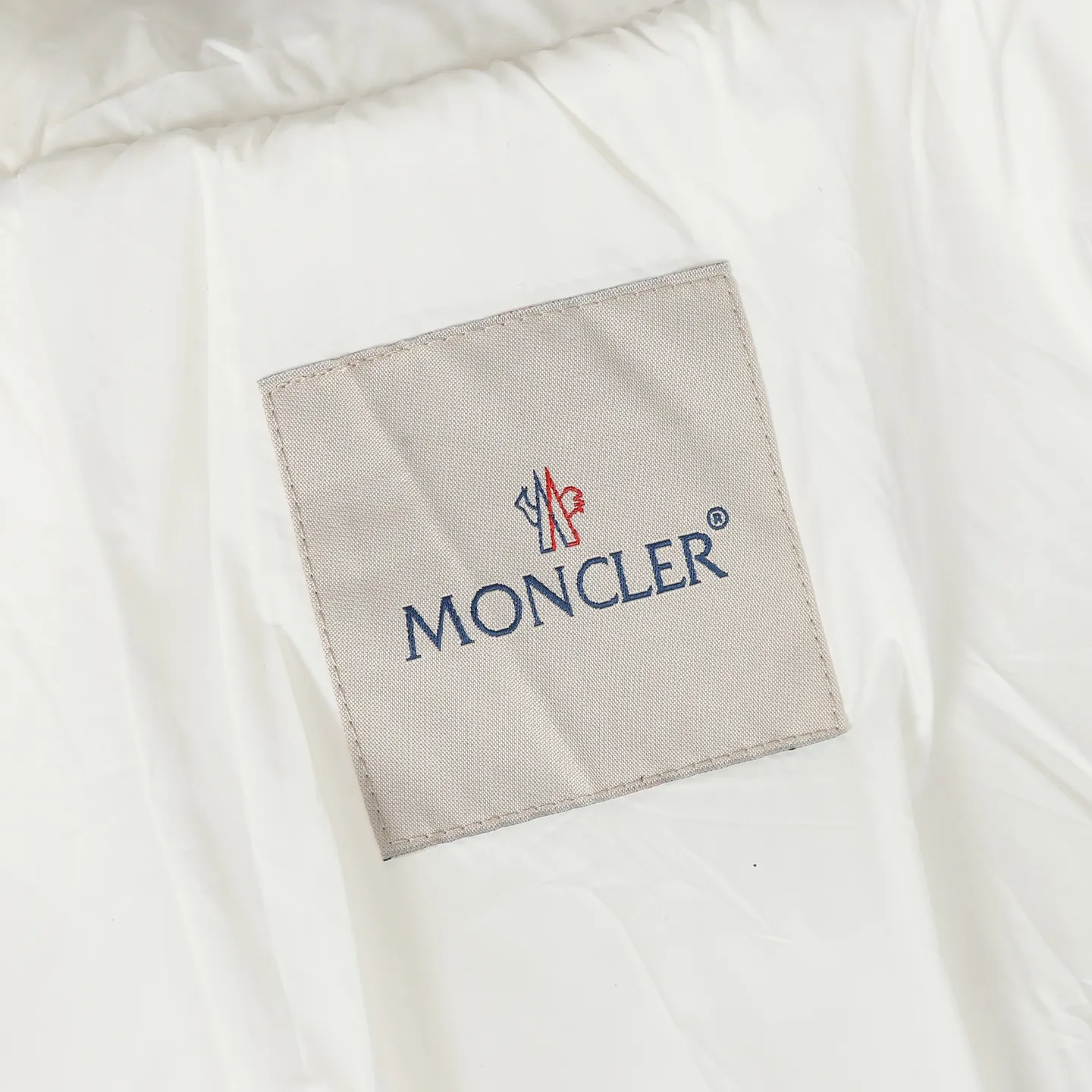 P920 Moncler Premium goose down filling ➕Original replacement fabric ➕Original matching hardware. The tag bar code is complete and consistent with the official website. The tag has built-in NFC electronic induction anti-counterfeiting. Supports multiple anti-counterfeiting verifications • Made of lightweight tear-resistant fabric • Fine tear-resistant fabric lining • Zipper opening and closing • Hidden pockets • Windproof placket • Zipper opening and closing • Quilted patch, filled with down • Co-branded felt logo patch Color: Black/White Size: 0 1 2 3 4