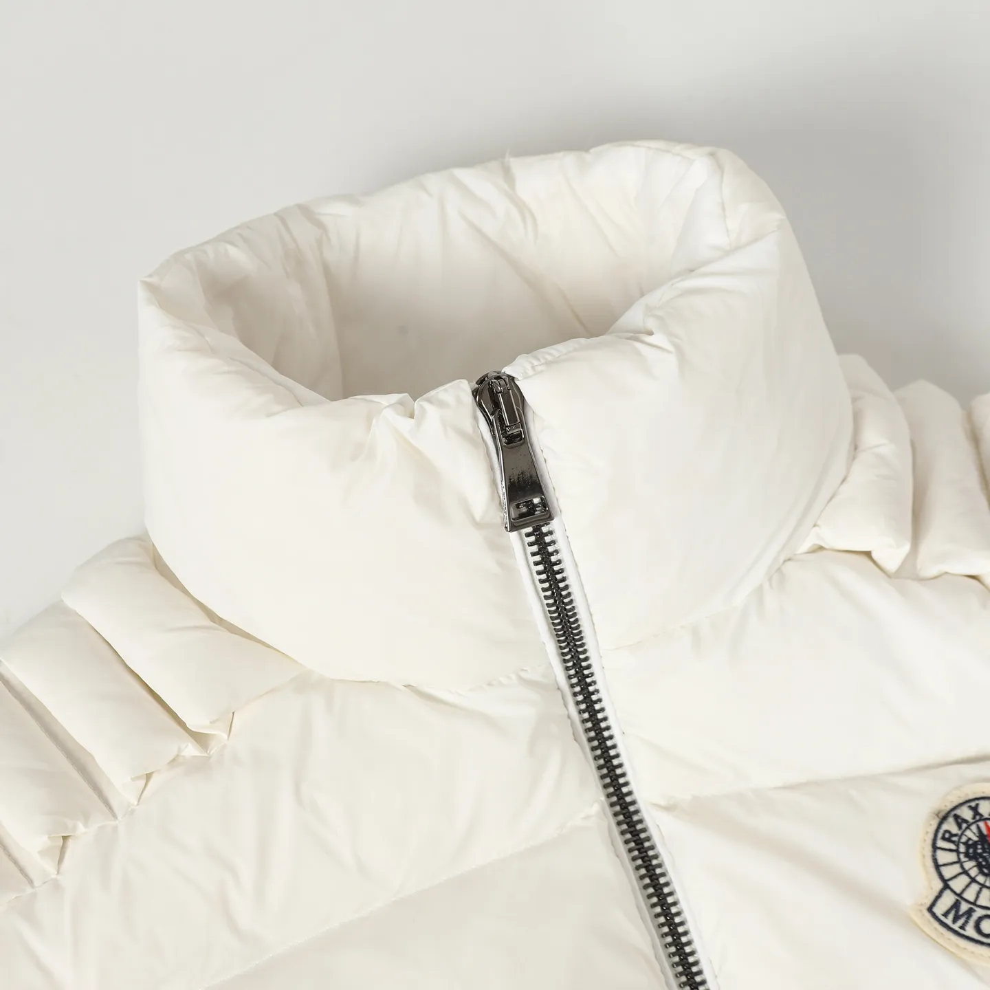 P920 Moncler Premium goose down filling ➕Original replacement fabric ➕Original matching hardware. The tag bar code is complete and consistent with the official website. The tag has built-in NFC electronic induction anti-counterfeiting. Supports multiple anti-counterfeiting verifications • Made of lightweight tear-resistant fabric • Fine tear-resistant fabric lining • Zipper opening and closing • Hidden pockets • Windproof placket • Zipper opening and closing • Quilted patch, filled with down • Co-branded felt logo patch Color: Black/White Size: 0 1 2 3 4