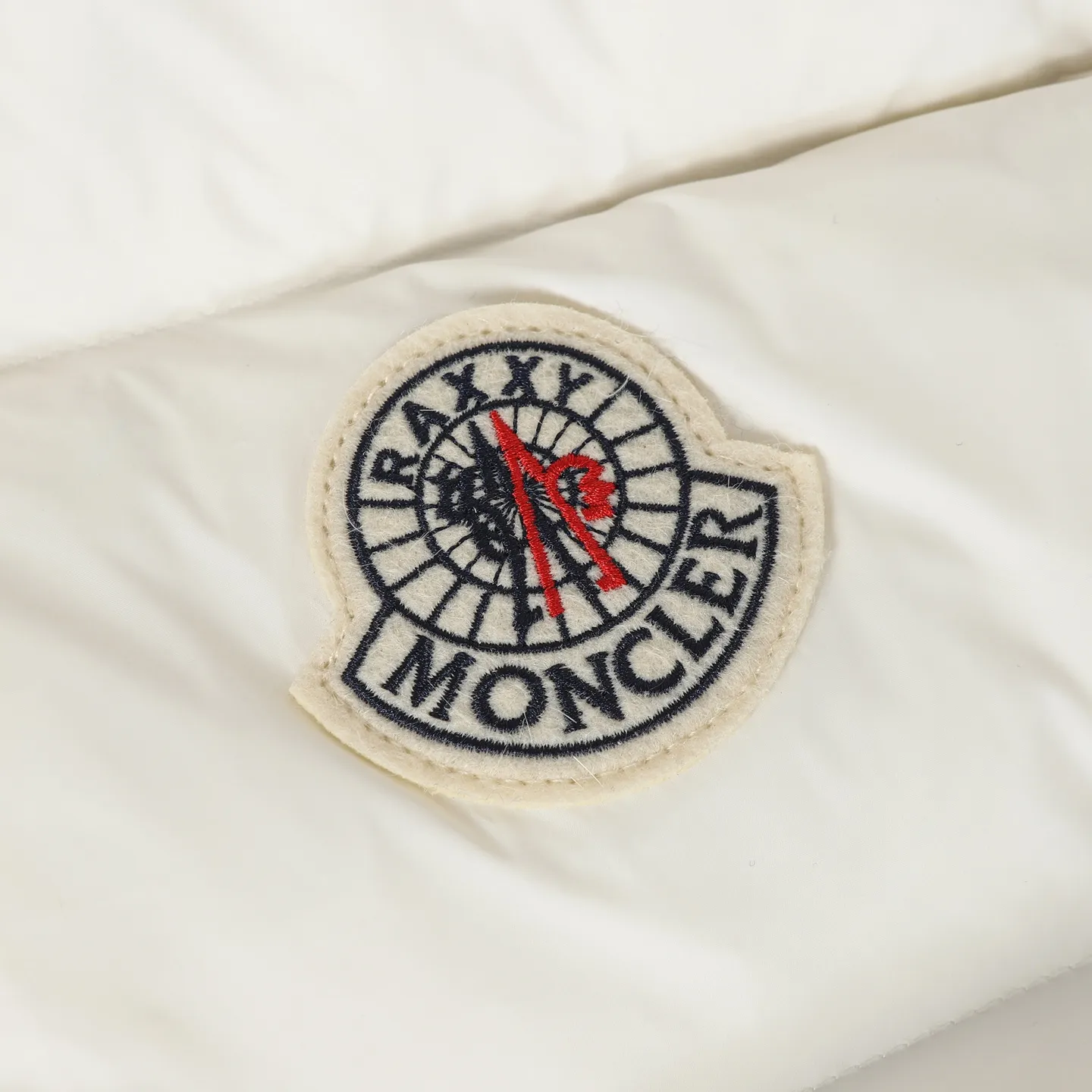 P920 Moncler Premium goose down filling ➕Original replacement fabric ➕Original matching hardware. The tag bar code is complete and consistent with the official website. The tag has built-in NFC electronic induction anti-counterfeiting. Supports multiple anti-counterfeiting verifications • Made of lightweight tear-resistant fabric • Fine tear-resistant fabric lining • Zipper opening and closing • Hidden pockets • Windproof placket • Zipper opening and closing • Quilted patch, filled with down • Co-branded felt logo patch Color: Black/White Size: 0 1 2 3 4