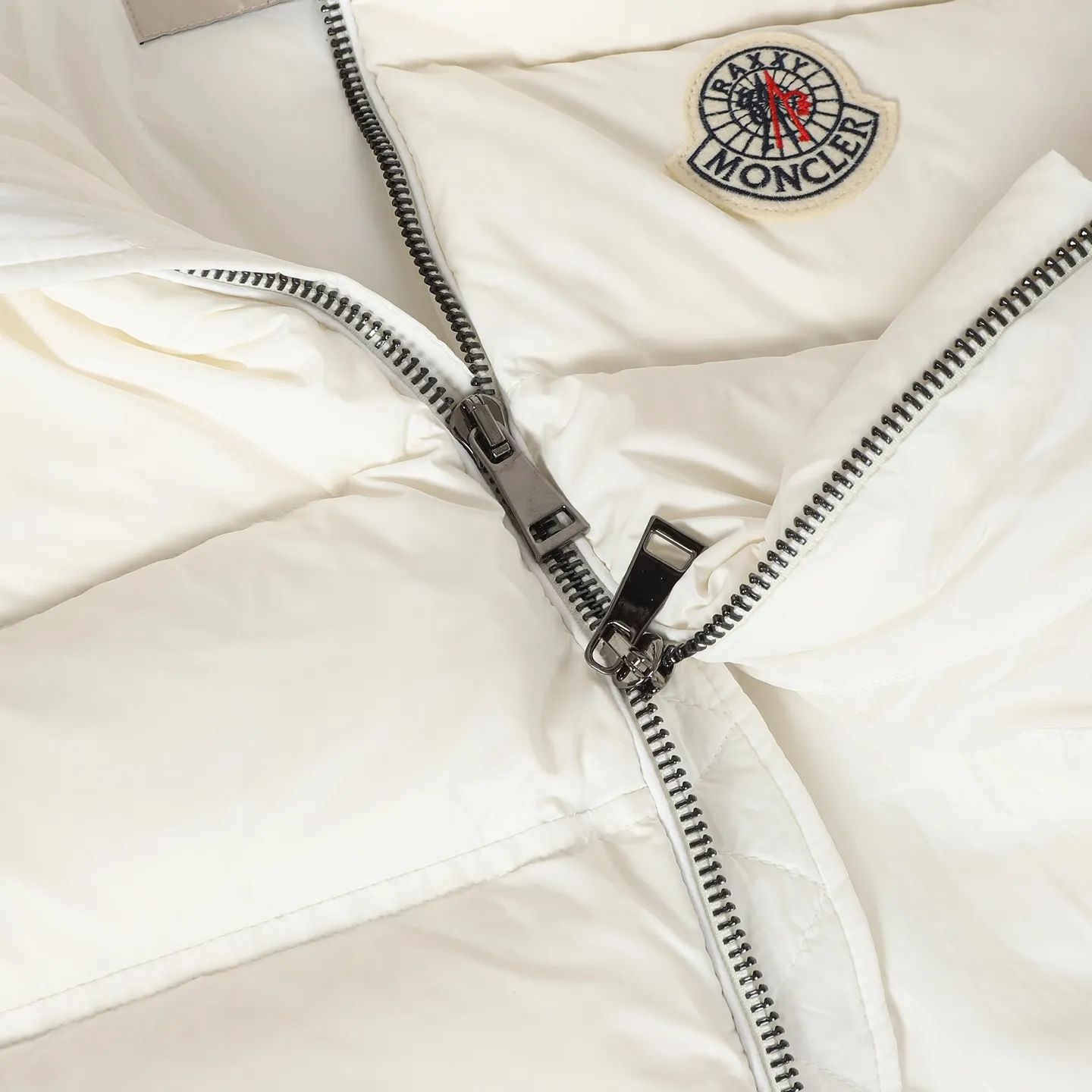 P920 Moncler Premium goose down filling ➕Original replacement fabric ➕Original matching hardware. The tag bar code is complete and consistent with the official website. The tag has built-in NFC electronic induction anti-counterfeiting. Supports multiple anti-counterfeiting verifications • Made of lightweight tear-resistant fabric • Fine tear-resistant fabric lining • Zipper opening and closing • Hidden pockets • Windproof placket • Zipper opening and closing • Quilted patch, filled with down • Co-branded felt logo patch Color: Black/White Size: 0 1 2 3 4