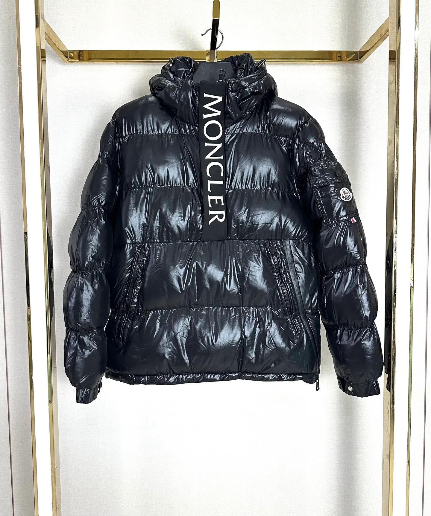 P460 Moncler/Moncler's new top-quality pullover style down jacket. Pullover style, fashionable and warm. Moncler is a unique brand in winter. Encounter the warmth of winter, Moncler is coming. Top quality, excellent warmth. Made with exquisite craftsmanship, it can protect you from the cold and keep you warm. ✨Fashionable design, leading the trend. Whether it is a simple classic style or a personalized fashion style, a muzzle can make you the most dazzling presence on the winter streets. 😎 Embark on a winter journey with your mouth covered. Whether you are strolling on the city streets or exploring the world of ice and snow, Meng Mouth can give you considerate care. Color: black, navy blue, military green Size: M-2XL