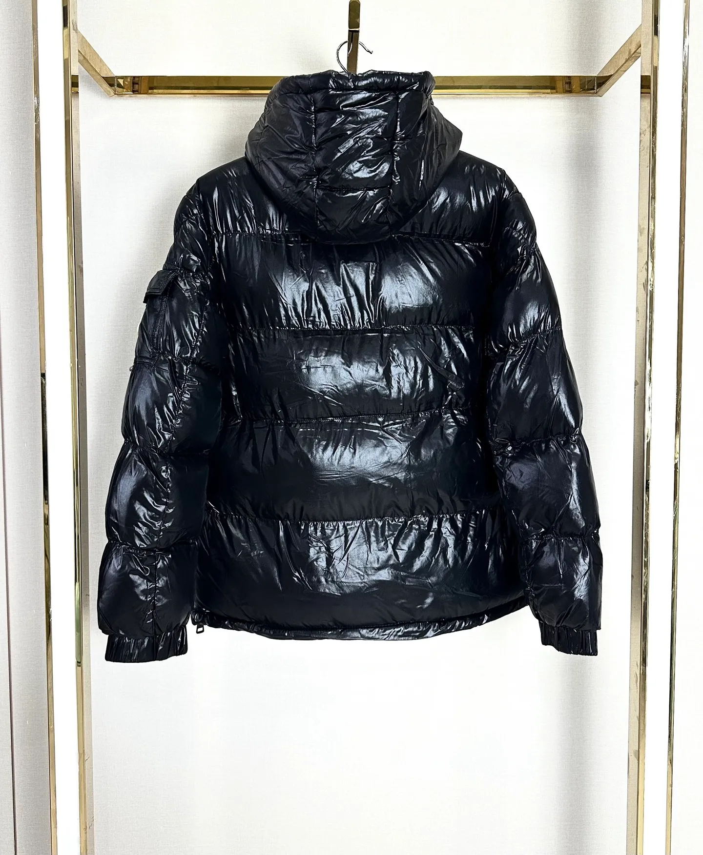 P460 Moncler/Moncler's new top-quality pullover style down jacket. Pullover style, fashionable and warm. Moncler is a unique brand in winter. Encounter the warmth of winter, Moncler is coming. Top quality, excellent warmth. Made with exquisite craftsmanship, it can protect you from the cold and keep you warm. ✨Fashionable design, leading the trend. Whether it is a simple classic style or a personalized fashion style, a muzzle can make you the most dazzling presence on the winter streets. 😎 Embark on a winter journey with your mouth covered. Whether you are strolling on the city streets or exploring the world of ice and snow, Meng Mouth can give you considerate care. Color: black, navy blue, military green Size: M-2XL