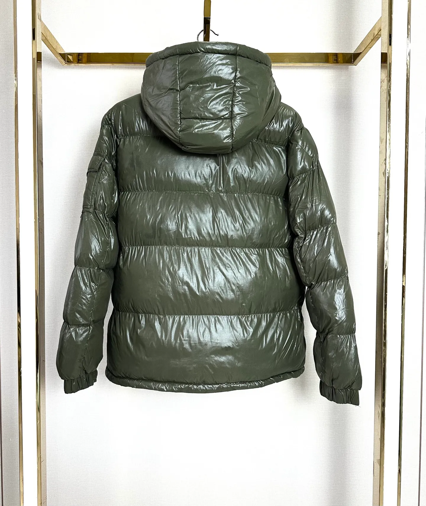 P460 Moncler/Moncler's new top-quality pullover style down jacket. Pullover style, fashionable and warm. Moncler is a unique brand in winter. Encounter the warmth of winter, Moncler is coming. Top quality, excellent warmth. Made with exquisite craftsmanship, it can protect you from the cold and keep you warm. ✨Fashionable design, leading the trend. Whether it is a simple classic style or a personalized fashion style, a muzzle can make you the most dazzling presence on the winter streets. 😎 Embark on a winter journey with your mouth covered. Whether you are strolling on the city streets or exploring the world of ice and snow, Meng Mouth can give you considerate care. Color: black, navy blue, military green Size: M-2XL