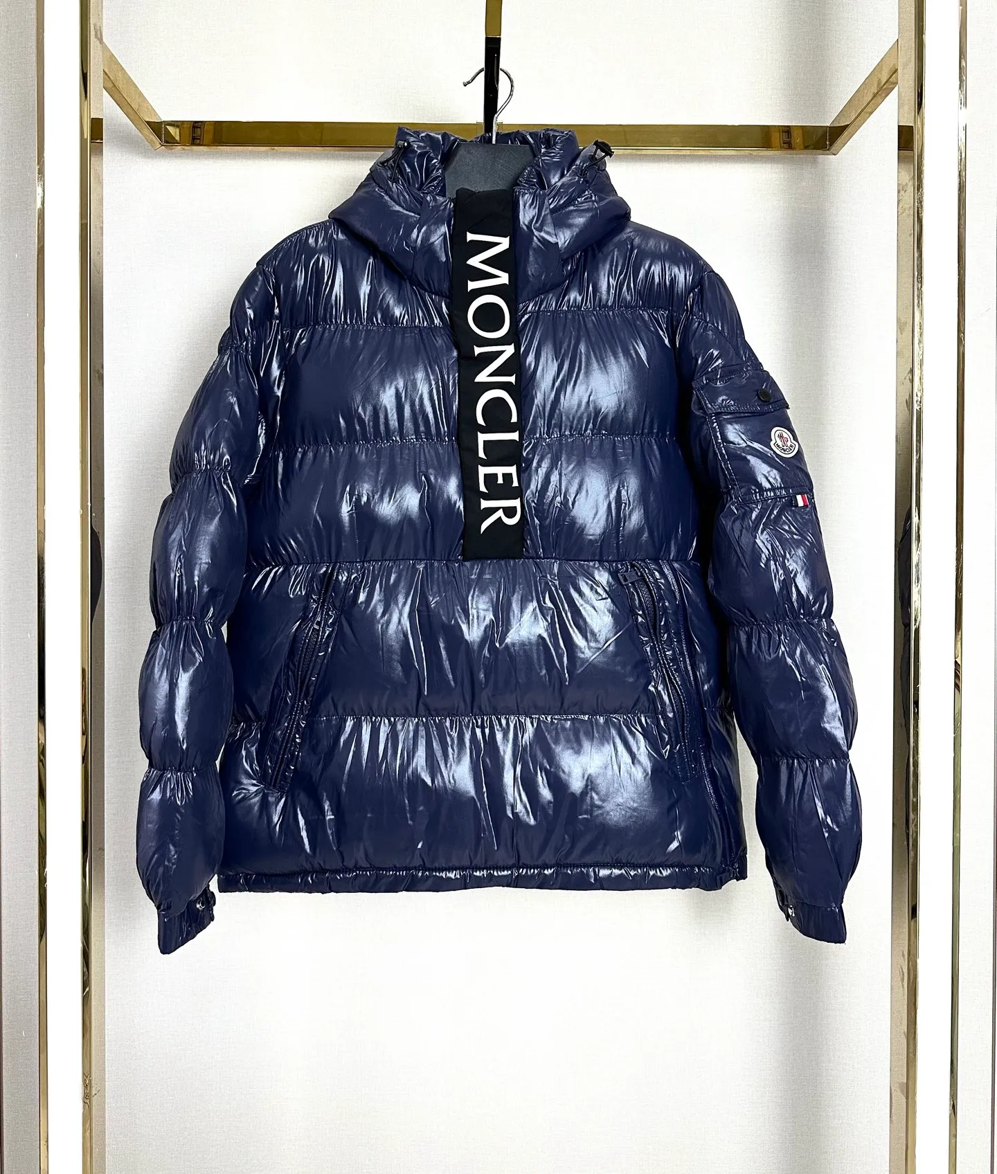 P460 Moncler/Moncler's new top-quality pullover style down jacket. Pullover style, fashionable and warm. Moncler is a unique brand in winter. Encounter the warmth of winter, Moncler is coming. Top quality, excellent warmth. Made with exquisite craftsmanship, it can protect you from the cold and keep you warm. ✨Fashionable design, leading the trend. Whether it is a simple classic style or a personalized fashion style, a muzzle can make you the most dazzling presence on the winter streets. 😎 Embark on a winter journey with your mouth covered. Whether you are strolling on the city streets or exploring the world of ice and snow, Meng Mouth can give you considerate care. Color: black, navy blue, military green Size: M-2XL