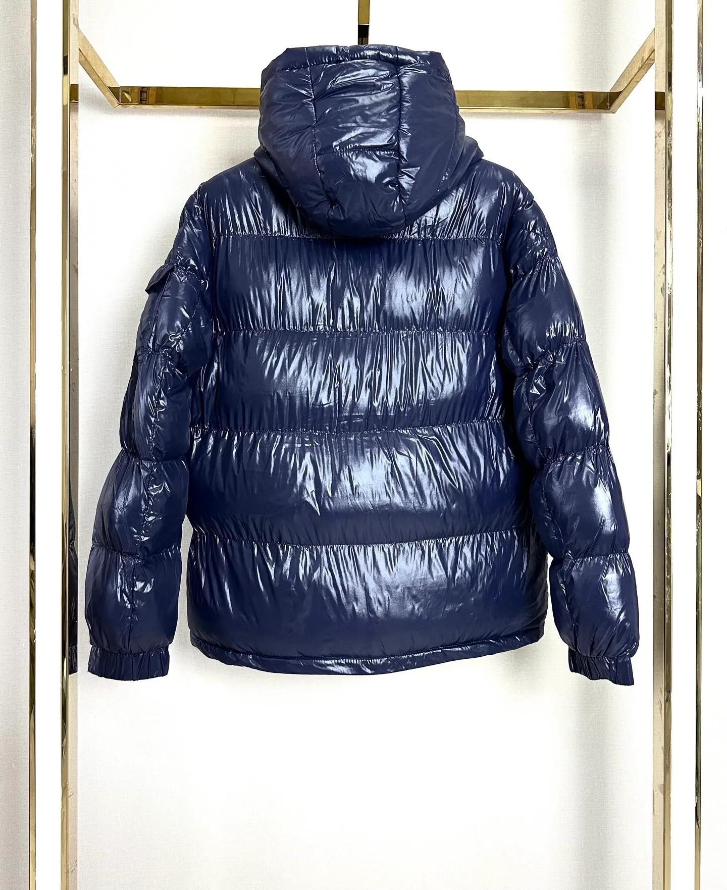 P460 Moncler/Moncler's new top-quality pullover style down jacket. Pullover style, fashionable and warm. Moncler is a unique brand in winter. Encounter the warmth of winter, Moncler is coming. Top quality, excellent warmth. Made with exquisite craftsmanship, it can protect you from the cold and keep you warm. ✨Fashionable design, leading the trend. Whether it is a simple classic style or a personalized fashion style, a muzzle can make you the most dazzling presence on the winter streets. 😎 Embark on a winter journey with your mouth covered. Whether you are strolling on the city streets or exploring the world of ice and snow, Meng Mouth can give you considerate care. Color: black, navy blue, military green Size: M-2XL