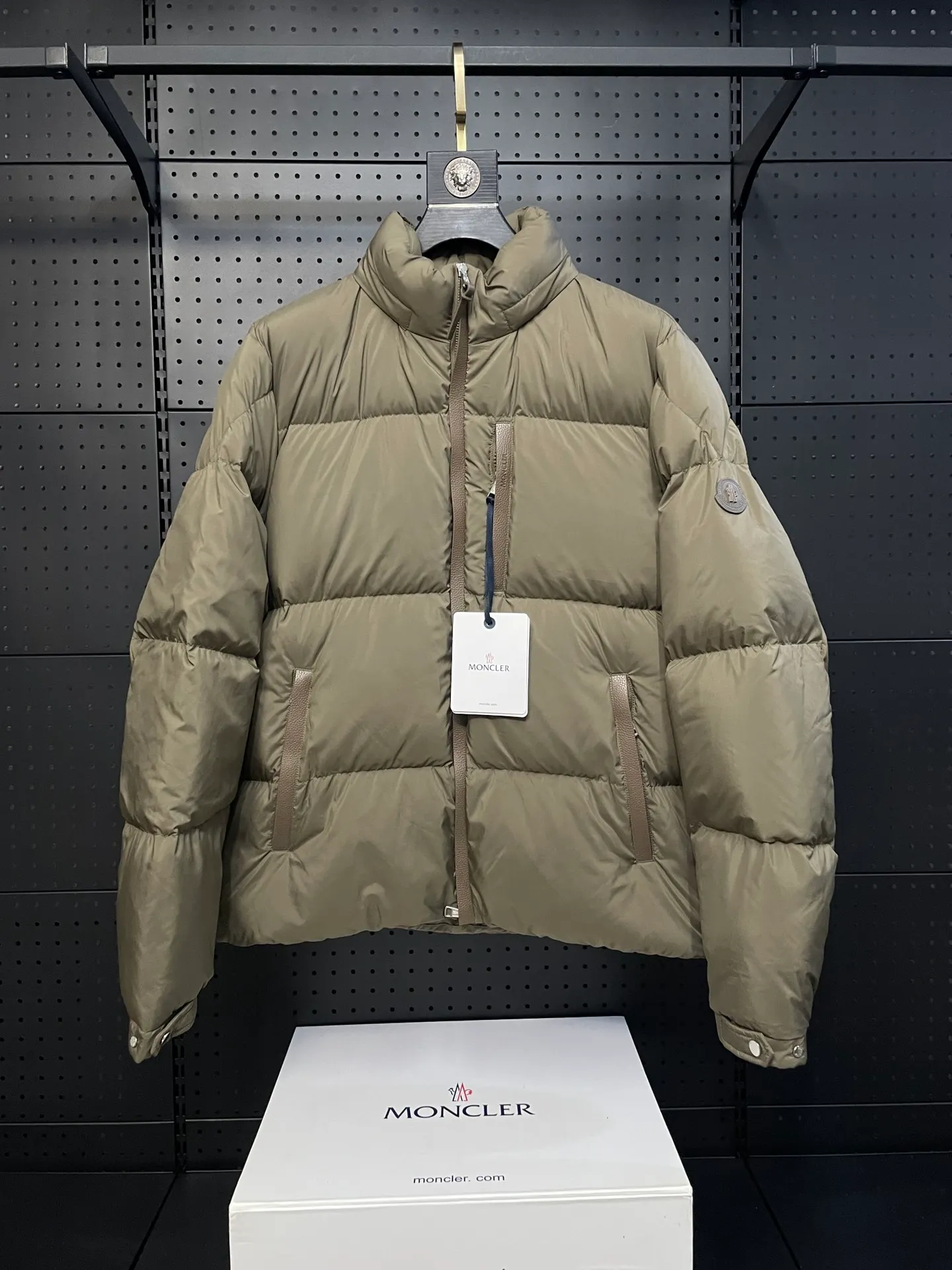 P860 Moncler's new besbre zipper stand-collar down jacket has a new fashionable stand-collar down jacket for autumn and winter. The overall design is simple and beautiful, and it is also very versatile and suitable for any occasion. Paired with a sweatshirt inside, it is fashionable, age-reducing and warm. The body is decorated with leather zipper design pockets, which is fashionable and high-end. The sleeve arms are embellished with the brand's iconic logo, which not only highlights the brand's charm, but also has a high degree of recognition. The luxurious and low-key design is simply great! Powerful functionality brings warmth to the cold winter, is windproof and waterproof, and is filled with 90% velvet content, making you feel warm even on sub-zero nights. Color: Khaki Black Size: 1 2 3 4 5
