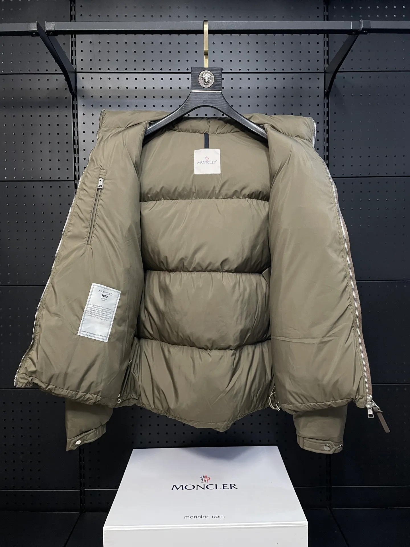 P860 Moncler's new besbre zipper stand-collar down jacket has a new fashionable stand-collar down jacket for autumn and winter. The overall design is simple and beautiful, and it is also very versatile and suitable for any occasion. Paired with a sweatshirt inside, it is fashionable, age-reducing and warm. The body is decorated with leather zipper design pockets, which is fashionable and high-end. The sleeve arms are embellished with the brand's iconic logo, which not only highlights the brand's charm, but also has a high degree of recognition. The luxurious and low-key design is simply great! Powerful functionality brings warmth to the cold winter, is windproof and waterproof, and is filled with 90% velvet content, making you feel warm even on sub-zero nights. Color: Khaki Black Size: 1 2 3 4 5