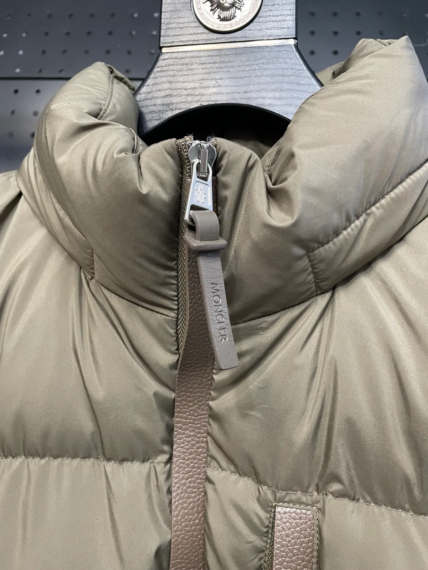 P860 Moncler's new besbre zipper stand-collar down jacket has a new fashionable stand-collar down jacket for autumn and winter. The overall design is simple and beautiful, and it is also very versatile and suitable for any occasion. Paired with a sweatshirt inside, it is fashionable, age-reducing and warm. The body is decorated with leather zipper design pockets, which is fashionable and high-end. The sleeve arms are embellished with the brand's iconic logo, which not only highlights the brand's charm, but also has a high degree of recognition. The luxurious and low-key design is simply great! Powerful functionality brings warmth to the cold winter, is windproof and waterproof, and is filled with 90% velvet content, making you feel warm even on sub-zero nights. Color: Khaki Black Size: 1 2 3 4 5