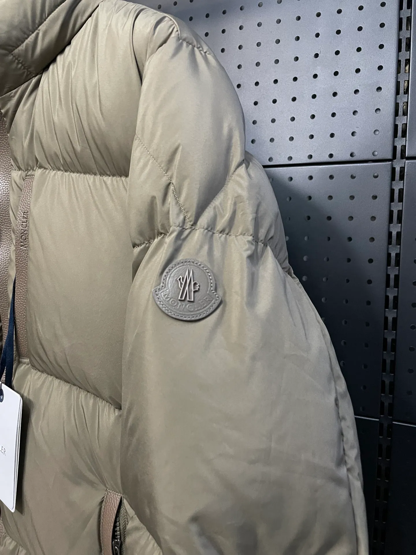 P860 Moncler's new besbre zipper stand-collar down jacket has a new fashionable stand-collar down jacket for autumn and winter. The overall design is simple and beautiful, and it is also very versatile and suitable for any occasion. Paired with a sweatshirt inside, it is fashionable, age-reducing and warm. The body is decorated with leather zipper design pockets, which is fashionable and high-end. The sleeve arms are embellished with the brand's iconic logo, which not only highlights the brand's charm, but also has a high degree of recognition. The luxurious and low-key design is simply great! Powerful functionality brings warmth to the cold winter, is windproof and waterproof, and is filled with 90% velvet content, making you feel warm even on sub-zero nights. Color: Khaki Black Size: 1 2 3 4 5