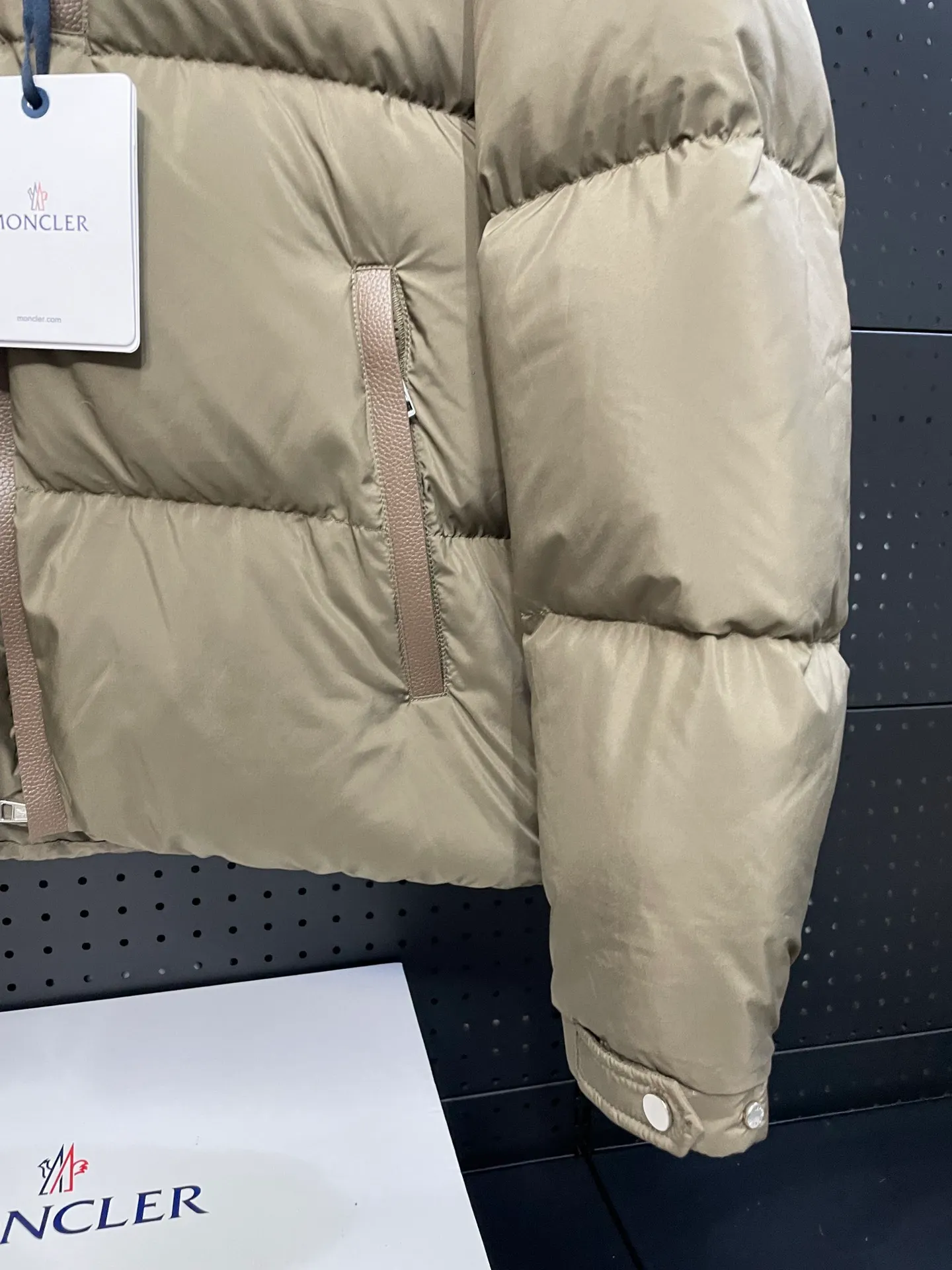 P860 Moncler's new besbre zipper stand-collar down jacket has a new fashionable stand-collar down jacket for autumn and winter. The overall design is simple and beautiful, and it is also very versatile and suitable for any occasion. Paired with a sweatshirt inside, it is fashionable, age-reducing and warm. The body is decorated with leather zipper design pockets, which is fashionable and high-end. The sleeve arms are embellished with the brand's iconic logo, which not only highlights the brand's charm, but also has a high degree of recognition. The luxurious and low-key design is simply great! Powerful functionality brings warmth to the cold winter, is windproof and waterproof, and is filled with 90% velvet content, making you feel warm even on sub-zero nights. Color: Khaki Black Size: 1 2 3 4 5