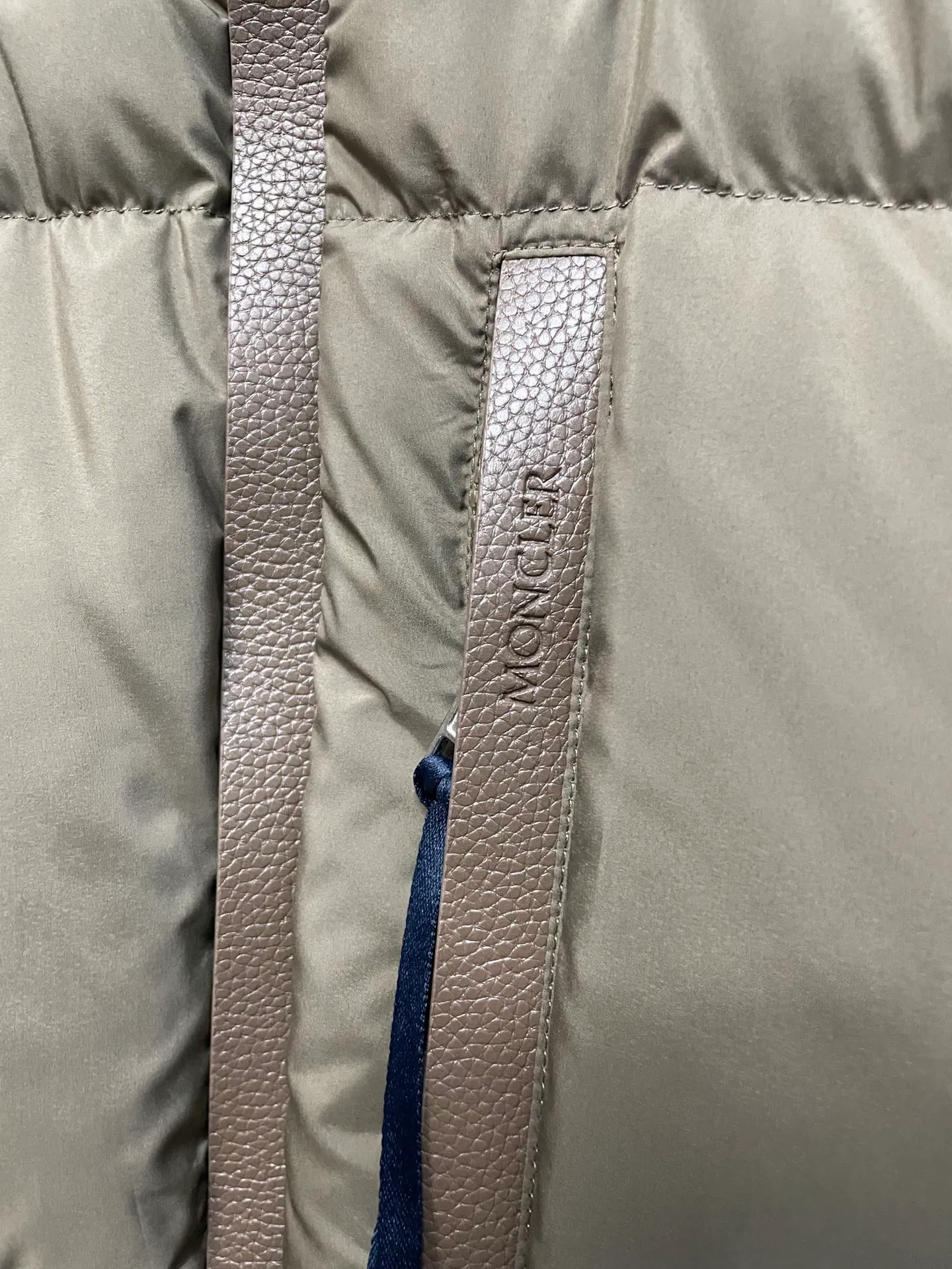 P860 Moncler's new besbre zipper stand-collar down jacket has a new fashionable stand-collar down jacket for autumn and winter. The overall design is simple and beautiful, and it is also very versatile and suitable for any occasion. Paired with a sweatshirt inside, it is fashionable, age-reducing and warm. The body is decorated with leather zipper design pockets, which is fashionable and high-end. The sleeve arms are embellished with the brand's iconic logo, which not only highlights the brand's charm, but also has a high degree of recognition. The luxurious and low-key design is simply great! Powerful functionality brings warmth to the cold winter, is windproof and waterproof, and is filled with 90% velvet content, making you feel warm even on sub-zero nights. Color: Khaki Black Size: 1 2 3 4 5
