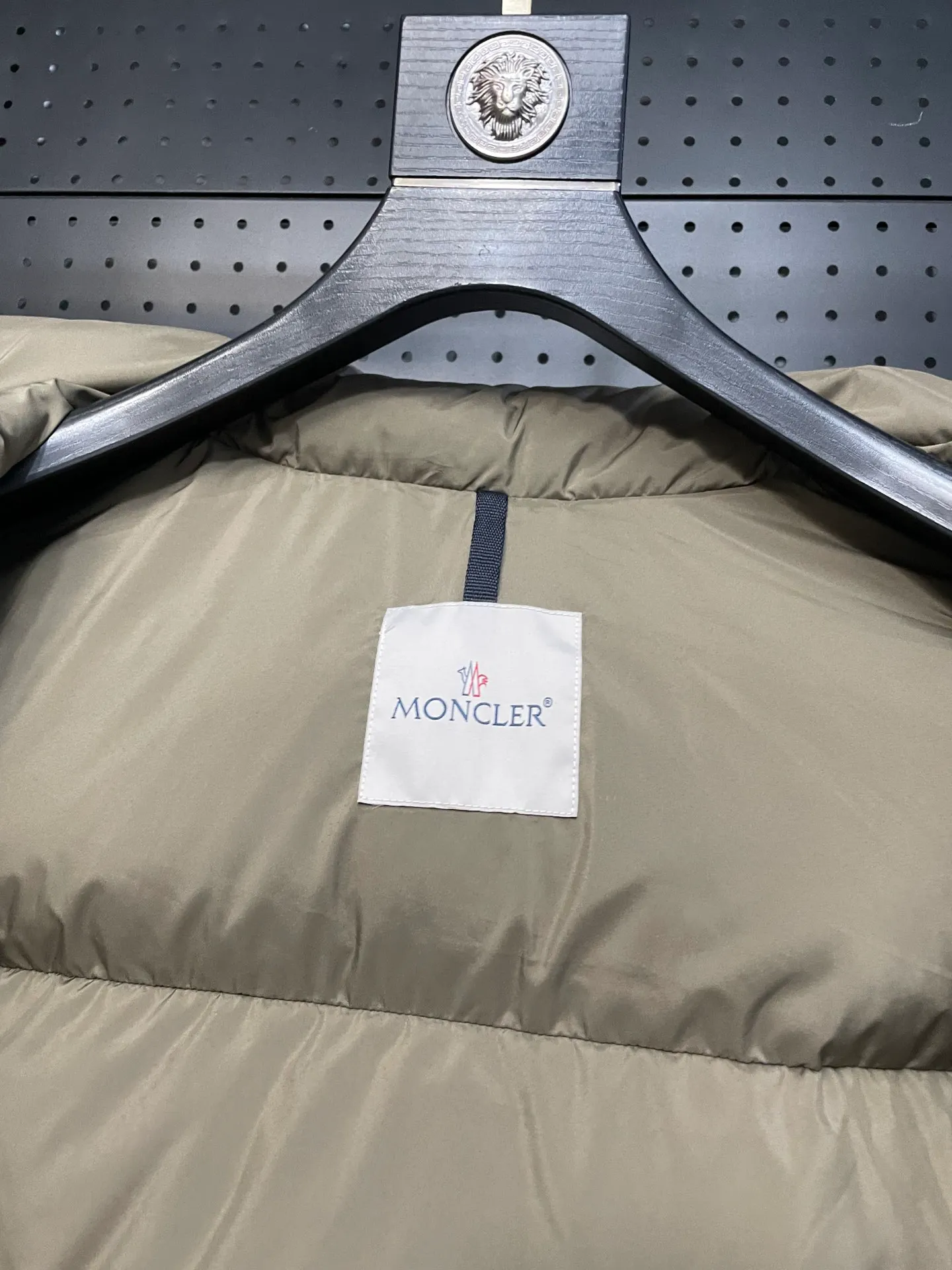 P860 Moncler's new besbre zipper stand-collar down jacket has a new fashionable stand-collar down jacket for autumn and winter. The overall design is simple and beautiful, and it is also very versatile and suitable for any occasion. Paired with a sweatshirt inside, it is fashionable, age-reducing and warm. The body is decorated with leather zipper design pockets, which is fashionable and high-end. The sleeve arms are embellished with the brand's iconic logo, which not only highlights the brand's charm, but also has a high degree of recognition. The luxurious and low-key design is simply great! Powerful functionality brings warmth to the cold winter, is windproof and waterproof, and is filled with 90% velvet content, making you feel warm even on sub-zero nights. Color: Khaki Black Size: 1 2 3 4 5