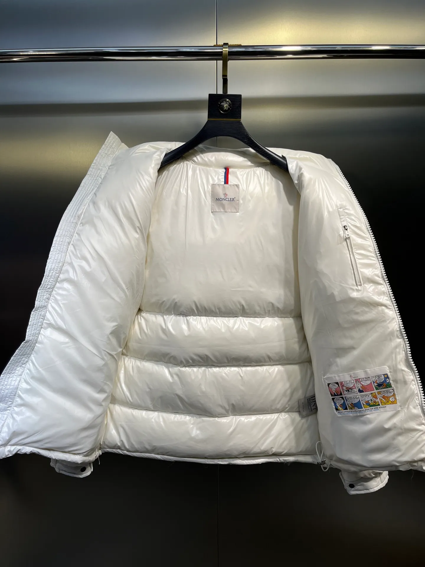 P700 𝗠𝗼𝗻𝗰𝗹𝗲𝗿 𝗠𝗮𝘆𝗮/ Moncler's top-quality Maya down jacket is a super hot style that you can't buy in winter. Eason Chan, Nicholas Tse, and Zhao Lusi have been wearing it one after another. They speak for themselves with their strength, a veteran-level style. This series is known for its fluffy bread style and glossy effect. It is the most popular series in the classic main line of the M family. Buying at the counter and from the official website is basically a matter of rush! Promise me to buy it soon! Just needed series! ! Don’t wait until winter when it’s hard to get one size: 123456