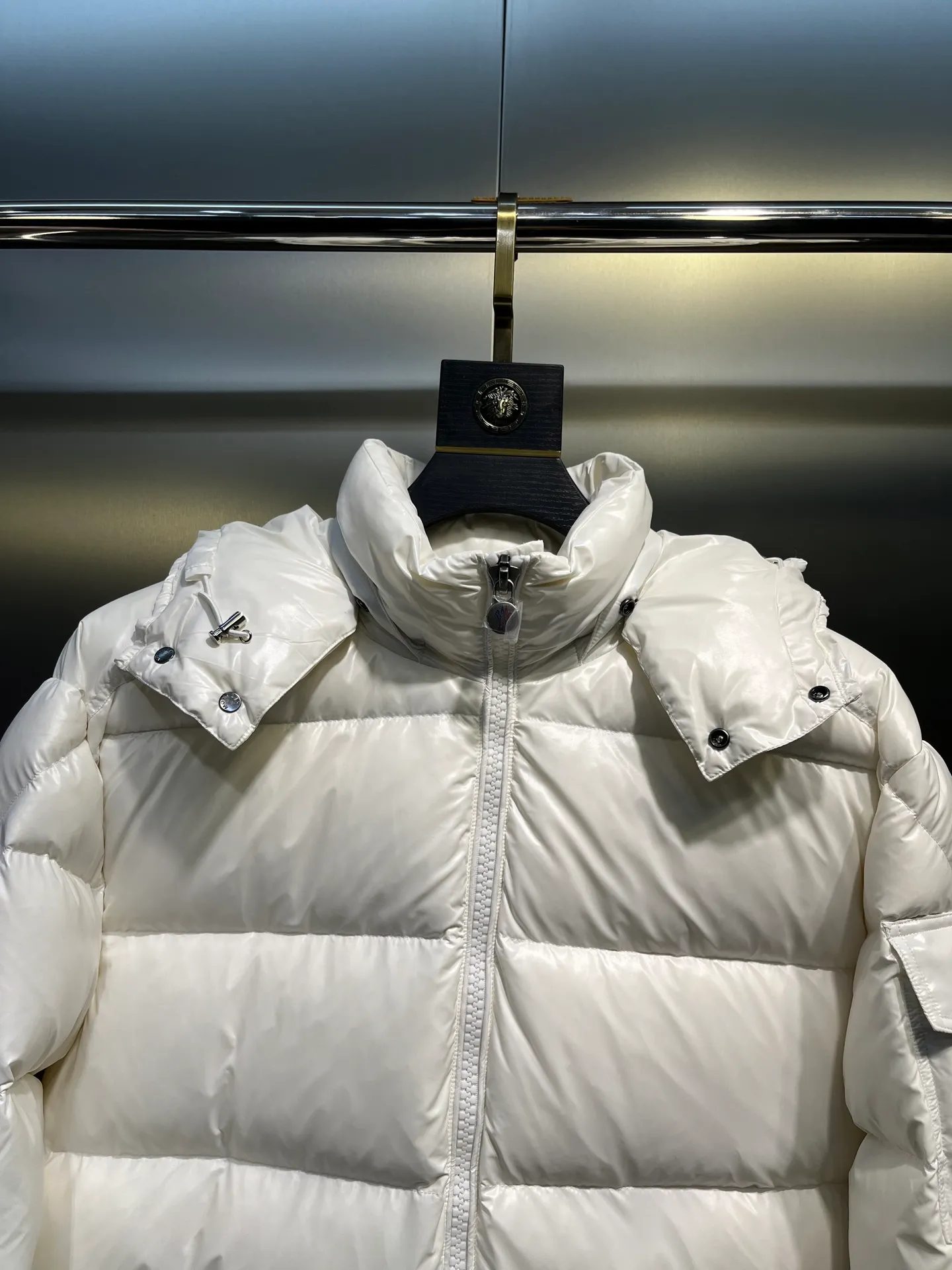 P700 𝗠𝗼𝗻𝗰𝗹𝗲𝗿 𝗠𝗮𝘆𝗮/ Moncler's top-quality Maya down jacket is a super hot style that you can't buy in winter. Eason Chan, Nicholas Tse, and Zhao Lusi have been wearing it one after another. They speak for themselves with their strength, a veteran-level style. This series is known for its fluffy bread style and glossy effect. It is the most popular series in the classic main line of the M family. Buying at the counter and from the official website is basically a matter of rush! Promise me to buy it soon! Just needed series! ! Don’t wait until winter when it’s hard to get one size: 123456