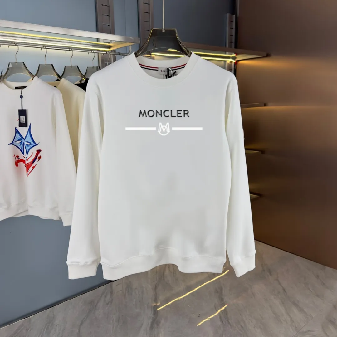 P210 high version sweatshirt) 📦With exclusive packaging📦 [Long-term ready stock] Upgraded version "Mobile phone smart sensor ~ NFC chip armband ~ Directly to the official website for anti-counterfeiting" 〖 𝐌𝐎𝐍𝐂𝐋𝐄𝐑 ~ Mouth covering〗 2025 new high quality, using 450 grams of heavyweight fabric Different from the market currency, you can mix and match everything at will and you will be handsome😎The whole clothes is made of double waistcoats. The double waistcoats make the whole dress more three-dimensional. It is not an ordinary factory that can do such fine work. 2025 autumn and winter new style, on sale at the counter, exquisite printed round neck terry sweatshirt. High-end double-ply cotton. Customized stretch ribs are dyed in the same vat. Three standards are complete. It is matched with digital printing patterns and is very breathable. Same style for men and women. Color: black, white, apricot. Size: S M L XL 2XL