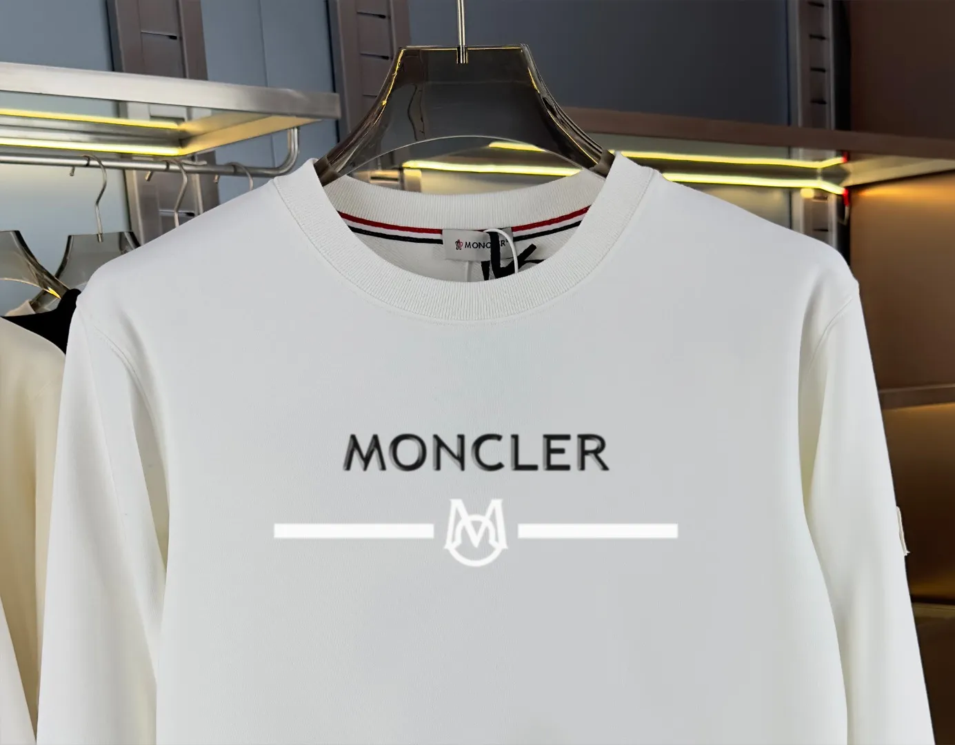 P210 high version sweatshirt) 📦With exclusive packaging📦 [Long-term ready stock] Upgraded version "Mobile phone smart sensor ~ NFC chip armband ~ Directly to the official website for anti-counterfeiting" 〖 𝐌𝐎𝐍𝐂𝐋𝐄𝐑 ~ Mouth covering〗 2025 new high quality, using 450 grams of heavyweight fabric Different from the market currency, you can mix and match everything at will and you will be handsome😎The whole clothes is made of double waistcoats. The double waistcoats make the whole dress more three-dimensional. It is not an ordinary factory that can do such fine work. 2025 autumn and winter new style, on sale at the counter, exquisite printed round neck terry sweatshirt. High-end double-ply cotton. Customized stretch ribs are dyed in the same vat. Three standards are complete. It is matched with digital printing patterns and is very breathable. Same style for men and women. Color: black, white, apricot. Size: S M L XL 2XL