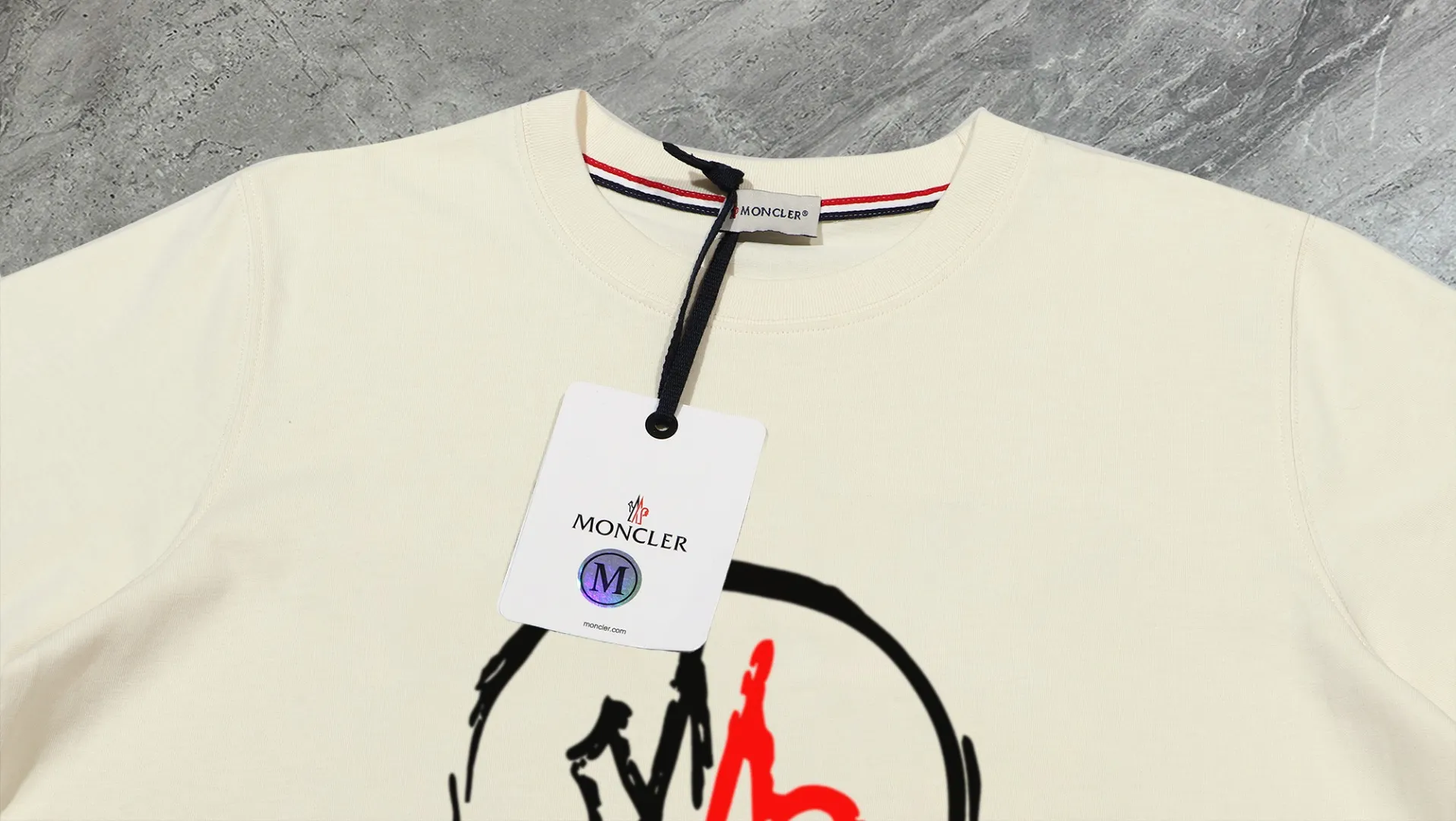 P210 High-version sweatshirt) [Long-term stock] 〖𝐌𝐎𝐍𝐂𝐋𝐄𝐑~Mask〗 Made of 440g heavy-weight fabric. It is different from the market currency. It can be matched with any variety and is properly handsome. 😎The whole dress is made of double waistcoats. The double waistcoats make the whole dress more three-dimensional. Not ordinary factories can do such fine work. 2025 Spring runway version of the T stage, on sale at the counter, round neck terry sweatshirt, high-end double-strand pure cotton, custom-made stretch ribs, dyed in the same vat, complete with three standards, matched with exquisite embroidered LOGO on the chest, simple and advanced, same style for men and women. Color: black, apricot, white, size: S M L XL 2XL