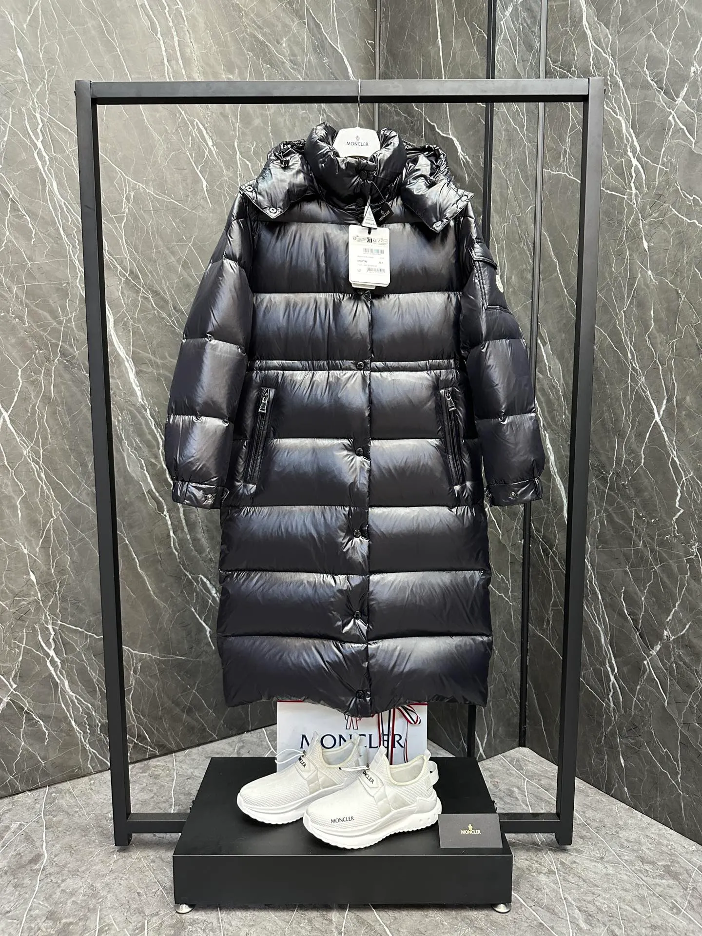 P840 Premium down ⬆️Moncler Cavettaz long women's down jacket jacket. 480g duck down filling ❗️❗️❗️ A walking duvet. Kill all low-end duck down shriveled versions. High-end exclusive. Dedicated to high-demand fairies with obsessive-compulsive disorder. The Cavettaz women's long down jacket is made of iconic nylon laqué fabric and is designed to cope with various environments.  The Cavettaz down jacket features a classic shape and checkered quilting for a simple yet distinct aesthetic. This long piece is made from nylon laqué fabric, giving it the instantly recognizable signature of the brand. Details Made of nylon laqué Nylon laqué lining Filled with down Removable hood Zipper and snap closure Zippered pockets Adjustable cuffs Elastic waist and hem Size: 1234 Black White 123 Fairy