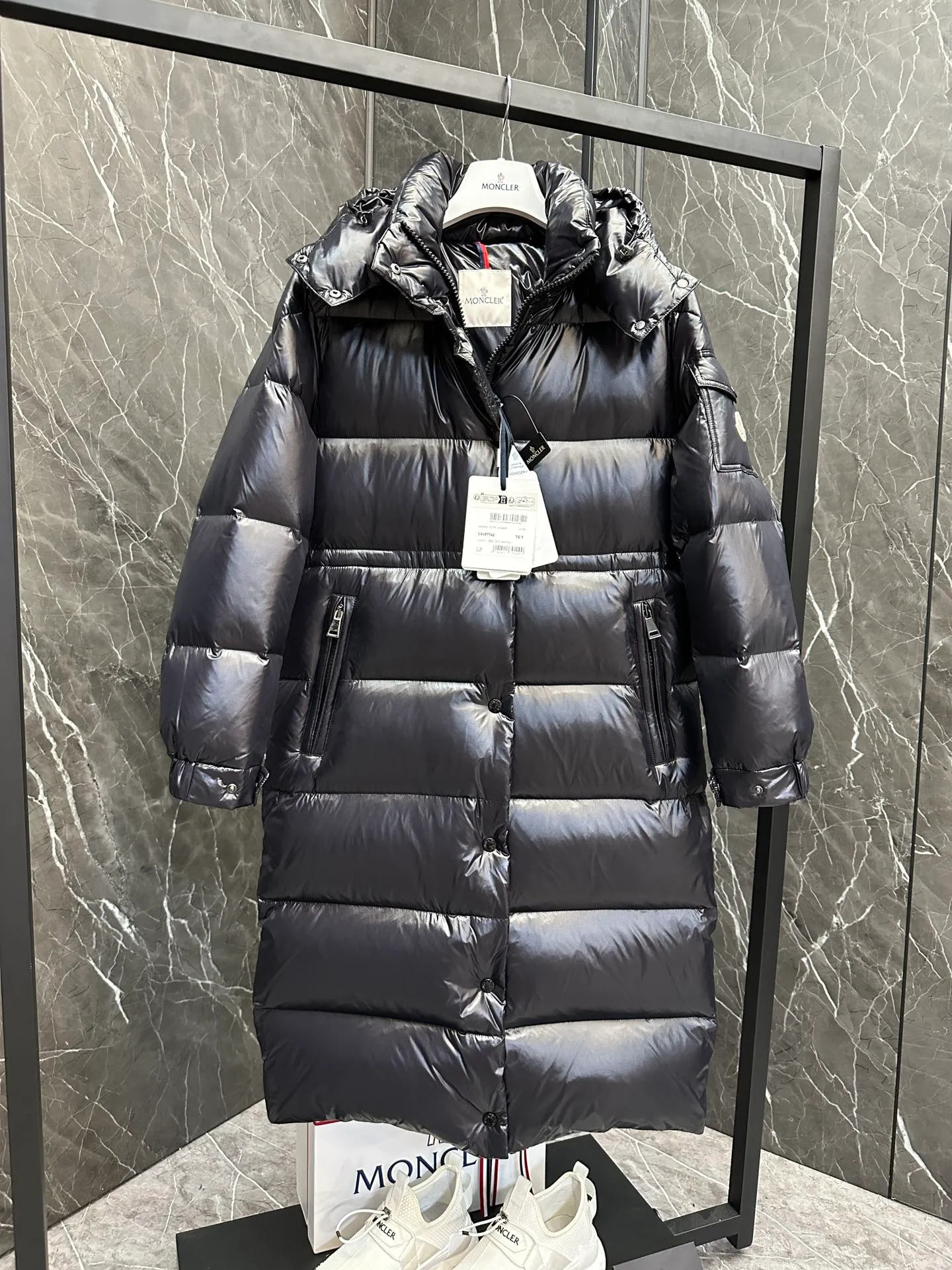 P840 Premium down ⬆️Moncler Cavettaz long women's down jacket jacket. 480g duck down filling ❗️❗️❗️ A walking duvet. Kill all low-end duck down shriveled versions. High-end exclusive. Dedicated to high-demand fairies with obsessive-compulsive disorder. The Cavettaz women's long down jacket is made of iconic nylon laqué fabric and is designed to cope with various environments.  The Cavettaz down jacket features a classic shape and checkered quilting for a simple yet distinct aesthetic. This long piece is made from nylon laqué fabric, giving it the instantly recognizable signature of the brand. Details Made of nylon laqué Nylon laqué lining Filled with down Removable hood Zipper and snap closure Zippered pockets Adjustable cuffs Elastic waist and hem Size: 1234 Black White 123 Fairy