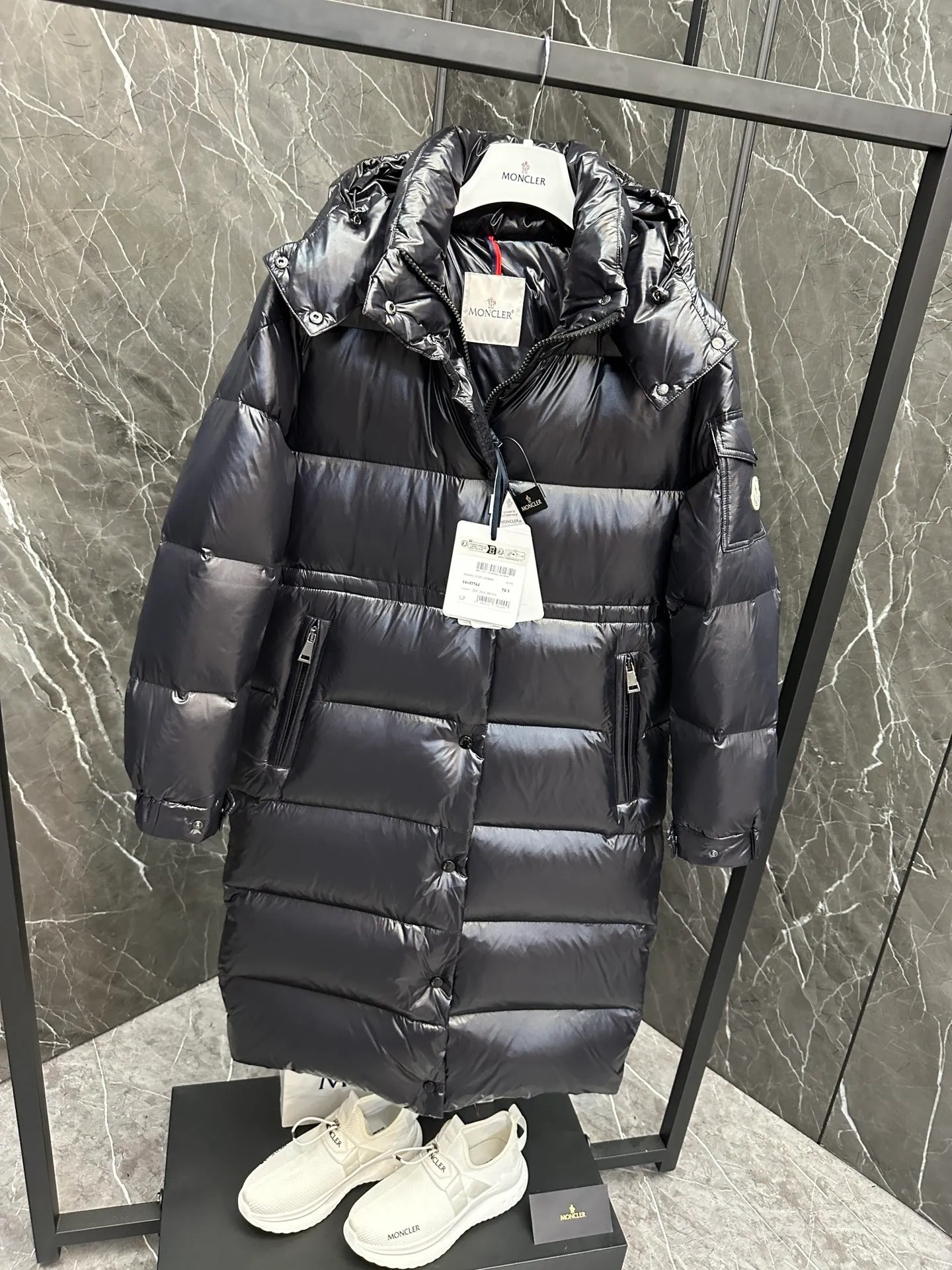 P840 Premium down ⬆️Moncler Cavettaz long women's down jacket jacket. 480g duck down filling ❗️❗️❗️ A walking duvet. Kill all low-end duck down shriveled versions. High-end exclusive. Dedicated to high-demand fairies with obsessive-compulsive disorder. The Cavettaz women's long down jacket is made of iconic nylon laqué fabric and is designed to cope with various environments.  The Cavettaz down jacket features a classic shape and checkered quilting for a simple yet distinct aesthetic. This long piece is made from nylon laqué fabric, giving it the instantly recognizable signature of the brand. Details Made of nylon laqué Nylon laqué lining Filled with down Removable hood Zipper and snap closure Zippered pockets Adjustable cuffs Elastic waist and hem Size: 1234 Black White 123 Fairy