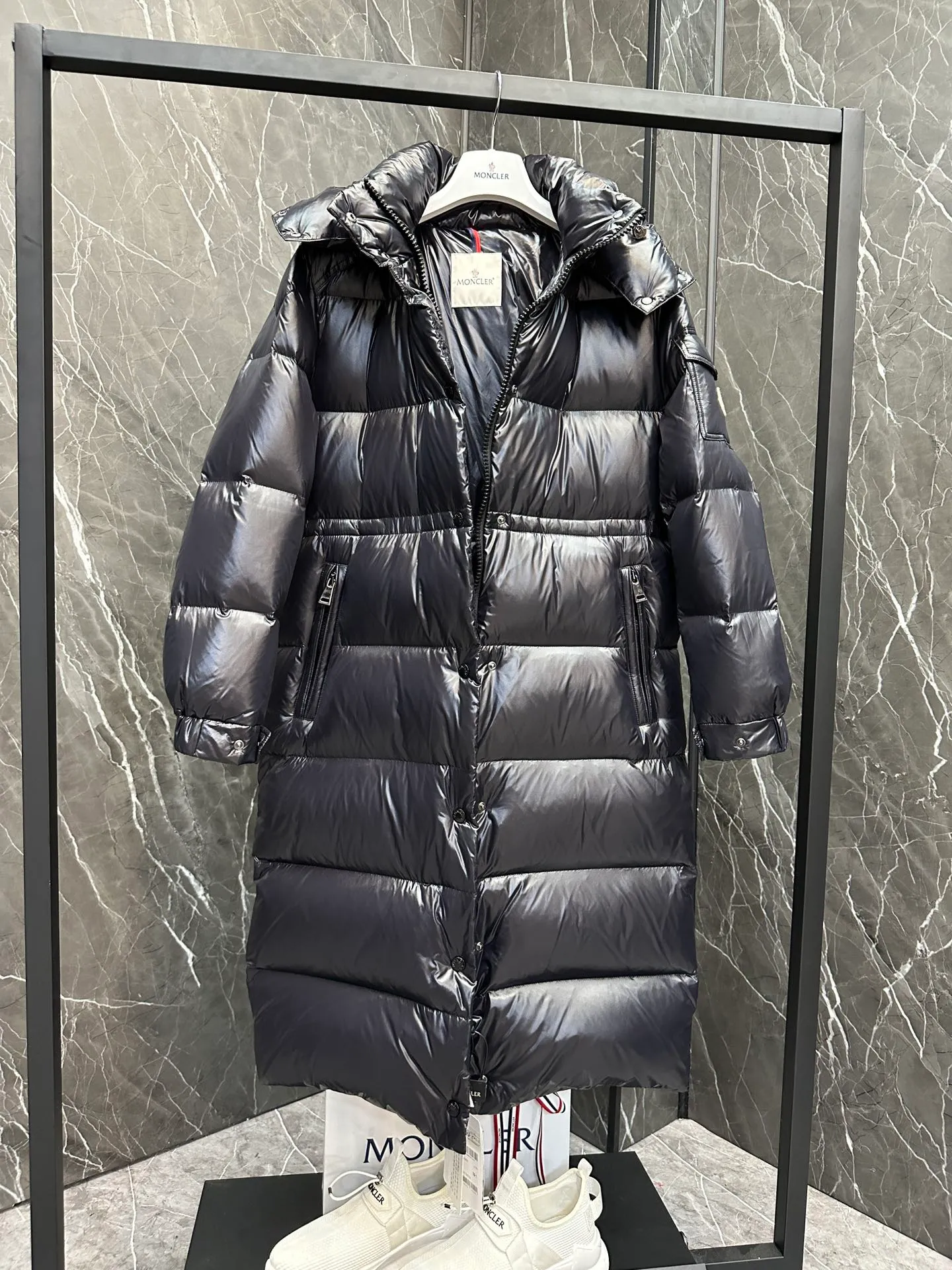 P840 Premium down ⬆️Moncler Cavettaz long women's down jacket jacket. 480g duck down filling ❗️❗️❗️ A walking duvet. Kill all low-end duck down shriveled versions. High-end exclusive. Dedicated to high-demand fairies with obsessive-compulsive disorder. The Cavettaz women's long down jacket is made of iconic nylon laqué fabric and is designed to cope with various environments.  The Cavettaz down jacket features a classic shape and checkered quilting for a simple yet distinct aesthetic. This long piece is made from nylon laqué fabric, giving it the instantly recognizable signature of the brand. Details Made of nylon laqué Nylon laqué lining Filled with down Removable hood Zipper and snap closure Zippered pockets Adjustable cuffs Elastic waist and hem Size: 1234 Black White 123 Fairy
