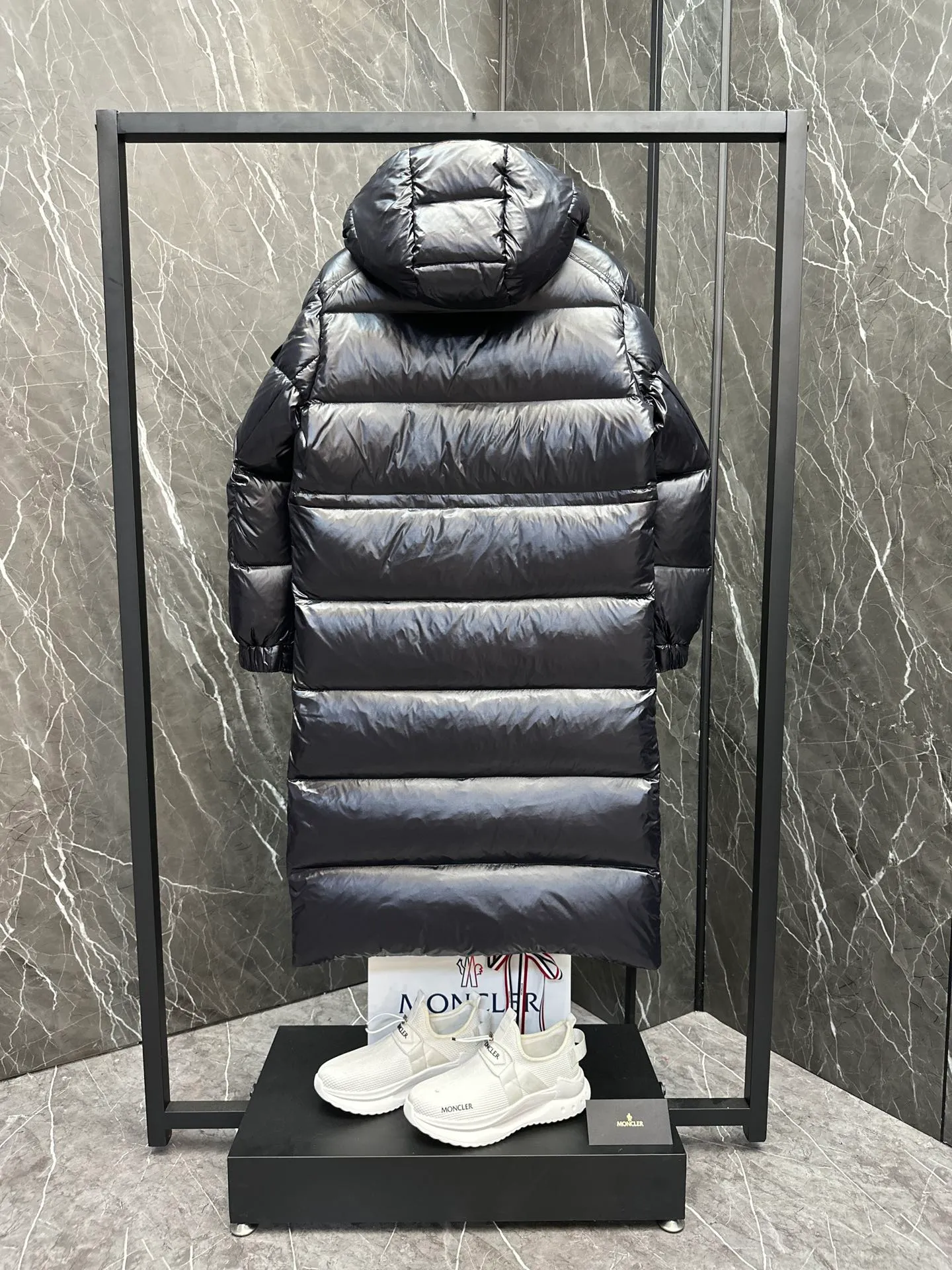 P840 Premium down ⬆️Moncler Cavettaz long women's down jacket jacket. 480g duck down filling ❗️❗️❗️ A walking duvet. Kill all low-end duck down shriveled versions. High-end exclusive. Dedicated to high-demand fairies with obsessive-compulsive disorder. The Cavettaz women's long down jacket is made of iconic nylon laqué fabric and is designed to cope with various environments.  The Cavettaz down jacket features a classic shape and checkered quilting for a simple yet distinct aesthetic. This long piece is made from nylon laqué fabric, giving it the instantly recognizable signature of the brand. Details Made of nylon laqué Nylon laqué lining Filled with down Removable hood Zipper and snap closure Zippered pockets Adjustable cuffs Elastic waist and hem Size: 1234 Black White 123 Fairy