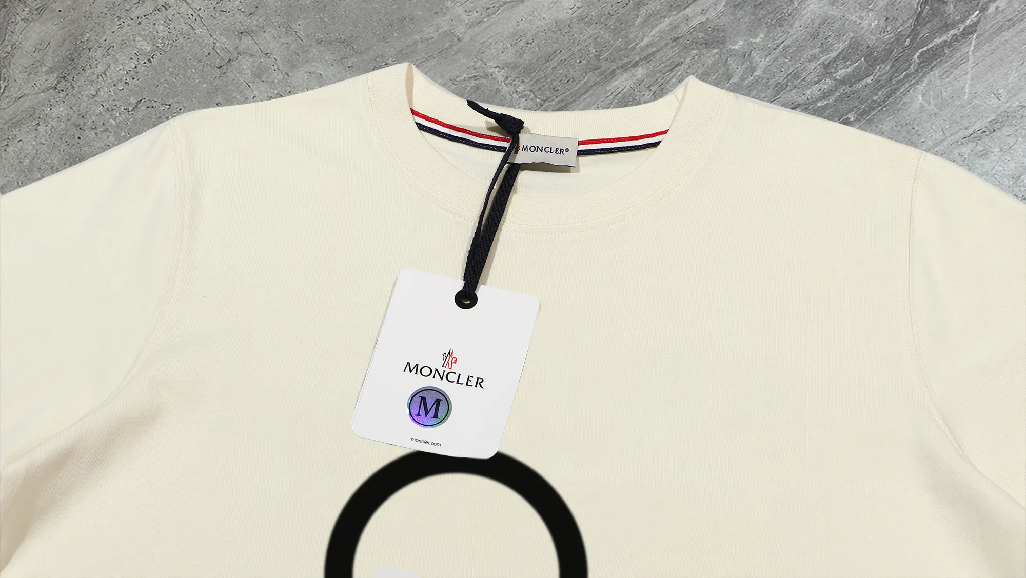 P210 High-version sweatshirt) [Long-term stock] 〖𝐌𝐎𝐍𝐂𝐋𝐄𝐑~Mask〗 Made of 440g heavy-weight fabric. It is different from the market currency. It can be matched with any variety and is properly handsome. 😎The whole dress is made of double waistcoats. The double waistcoats make the whole dress more three-dimensional. Not ordinary factories can do such fine work. 2025 Spring runway version of the T stage, on sale at the counter, round neck terry sweatshirt, high-end double-strand pure cotton, custom-made stretch ribs, dyed in the same vat, complete with three standards, matched with exquisite embroidered LOGO on the chest, simple and advanced, same style for men and women. Color: black, apricot, white, size: S M L XL 2XL