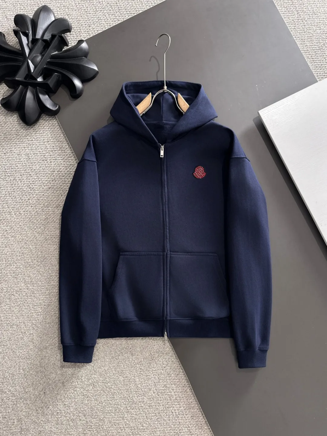 Next day delivery P460 High quality MONCLER/muzzle Exclusive debut of 25ss new autumn and winter lapel double zipper hooded sweatshirt jacket Many stars have the same style. Craftsmanship that ordinary small workshops cannot copy. We are not afraid of any challenges in terms of materials, detail restoration and craftsmanship, just to provide you with wonderful products. Compare the top original versions at will. No expense is spared just to do better. Unique imported fabric feel. Purely imported German machine production. Precision operation and thousands of needle density. A full set of new accessories with three standards can be customized at the same time. The upper body is versatile and fashionable. The perfect choice for autumn and winter. The must-have item. Size chart: S to XXL (or state your height and weight when placing an order)