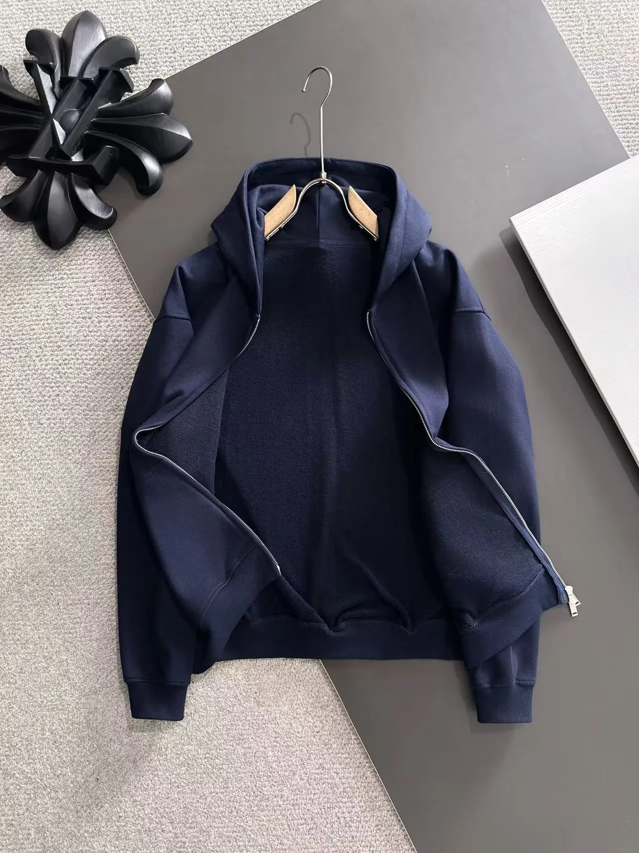Next day delivery P460 High quality MONCLER/muzzle Exclusive debut of 25ss new autumn and winter lapel double zipper hooded sweatshirt jacket Many stars have the same style. Craftsmanship that ordinary small workshops cannot copy. We are not afraid of any challenges in terms of materials, detail restoration and craftsmanship, just to provide you with wonderful products. Compare the top original versions at will. No expense is spared just to do better. Unique imported fabric feel. Purely imported German machine production. Precision operation and thousands of needle density. A full set of new accessories with three standards can be customized at the same time. The upper body is versatile and fashionable. The perfect choice for autumn and winter. The must-have item. Size chart: S to XXL (or state your height and weight when placing an order)