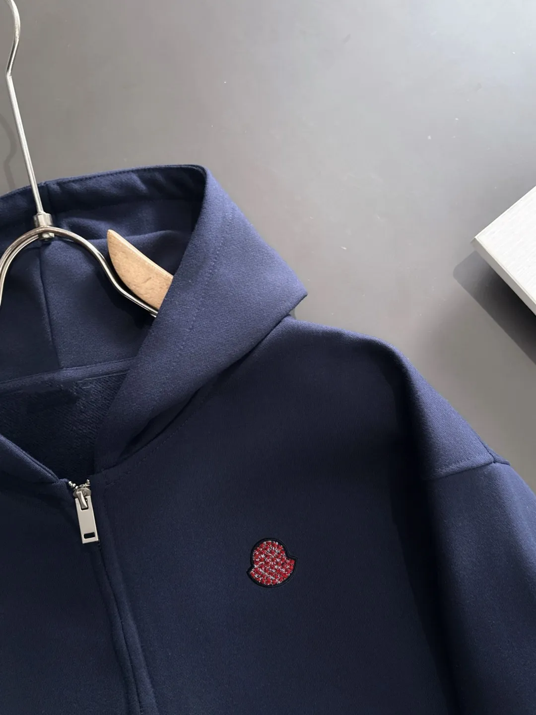 Next day delivery P460 High quality MONCLER/muzzle Exclusive debut of 25ss new autumn and winter lapel double zipper hooded sweatshirt jacket Many stars have the same style. Craftsmanship that ordinary small workshops cannot copy. We are not afraid of any challenges in terms of materials, detail restoration and craftsmanship, just to provide you with wonderful products. Compare the top original versions at will. No expense is spared just to do better. Unique imported fabric feel. Purely imported German machine production. Precision operation and thousands of needle density. A full set of new accessories with three standards can be customized at the same time. The upper body is versatile and fashionable. The perfect choice for autumn and winter. The must-have item. Size chart: S to XXL (or state your height and weight when placing an order)