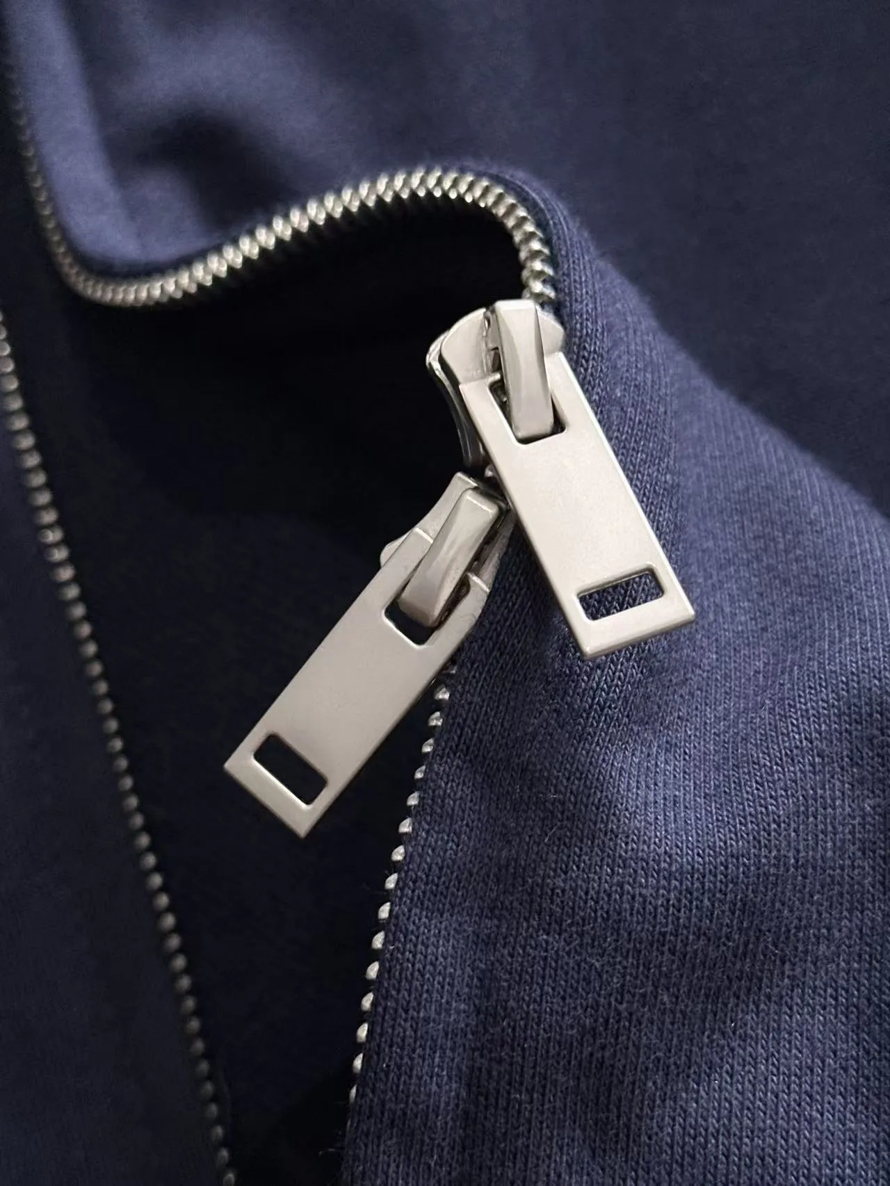 Next day delivery P460 High quality MONCLER/muzzle Exclusive debut of 25ss new autumn and winter lapel double zipper hooded sweatshirt jacket Many stars have the same style. Craftsmanship that ordinary small workshops cannot copy. We are not afraid of any challenges in terms of materials, detail restoration and craftsmanship, just to provide you with wonderful products. Compare the top original versions at will. No expense is spared just to do better. Unique imported fabric feel. Purely imported German machine production. Precision operation and thousands of needle density. A full set of new accessories with three standards can be customized at the same time. The upper body is versatile and fashionable. The perfect choice for autumn and winter. The must-have item. Size chart: S to XXL (or state your height and weight when placing an order)