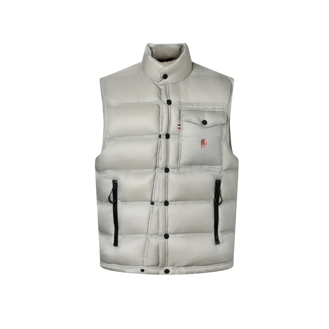 P680 MONCLER down vest with reflective markings Fabric selection: Made of ultra-fine nylon yarn woven in a high-density manner. The number of yarns per unit area is large, and the gaps between the yarns are very small, which can effectively block the penetration of cold wind. The fine weave keeps it lightweight and soft to the touch, physically restricting the lightweight down fibers from slipping through the gaps. Nylon fiber itself has good wear resistance and is not easy to snag, which significantly extends its service life and can easily cope with the needs of multiple scenarios.  Lining selection: The lining is made of 100% polyester fiber high-density weaving. The thickness of 0.08mm avoids increasing the overall weight and makes it smooth to wear. The high-density weaving structure forms a wind resistance layer to protect the thermal efficiency of the thermal insulation layer from loss. At the same time, it can withstand the expansion pressure of down and prevent deformation and damage after long-term use.  High-quality filling: 90 white duck down is selected, with a weight of 130g, ensuring excellent thermal insulation performance. After strict screening and processing, the velvet is not easy to get drilled, ensuring durability.  Process: Through the reflective cloth punching process, the logo is regularly arranged on the triangular reflective mark with dozens of small holes, which not only improves the functionality, but also strengthens the recognition and aesthetics.   Accessories: One-to-one customized snap buttons, one-to-one customized zipper pullers, one-to-one customized badges, one-to-one customized elastic buckles, etc. SIZE: 1 2 3 4