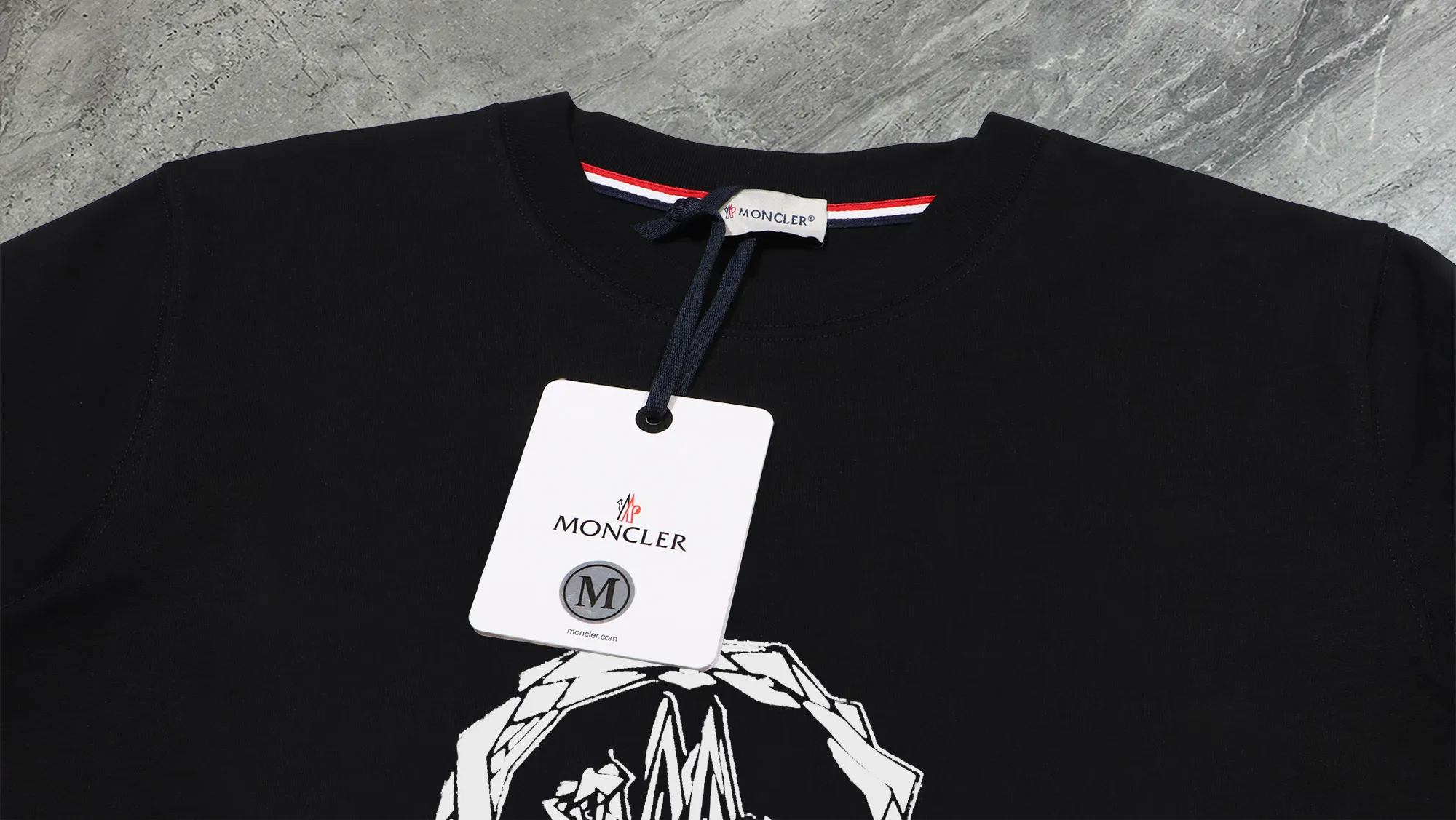 P140 💰Upgraded version "Mobile phone smart sensor ~ NFC chip armband ~ direct access to the official website for anti-counterfeiting" "Moncler ~ Mouth Mouth" 2025 new high-quality round neck short-sleeved T-shirt. The cuffs have imported embroidered labels. Customized dyeing, very comfortable to touch. Super versatile and good-looking short-sleeved. Complete with three labels. Non-market ordinary version. Feel free to compare. Quality is absolutely guaranteed! ‼ First of all, this original fabric is all custom-woven with 32-count double yarn fabric, 250G, and the weight is the same‼ Fine workmanship, double waistcoat method, double waistcoat method, double waistcoat method makes the whole dress more three-dimensional, which is not a craft that ordinary T-shirts can achieve🤪 Size: S-M-L-XL-2XL Color: black, white, apricot, same style for men and women