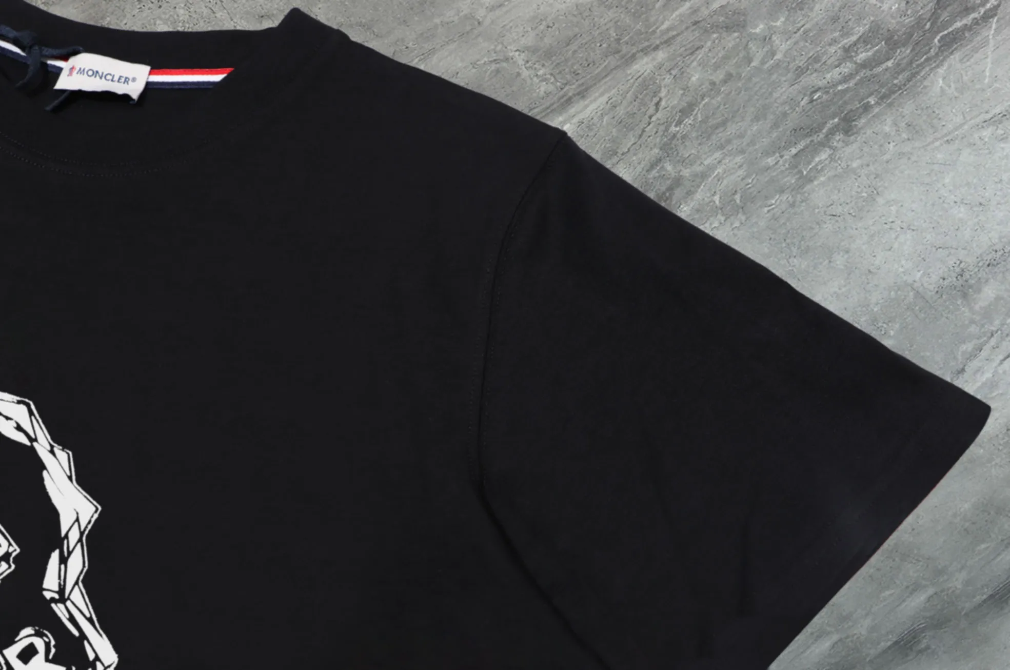 P140 💰Upgraded version "Mobile phone smart sensor ~ NFC chip armband ~ direct access to the official website for anti-counterfeiting" "Moncler ~ Mouth Mouth" 2025 new high-quality round neck short-sleeved T-shirt. The cuffs have imported embroidered labels. Customized dyeing, very comfortable to touch. Super versatile and good-looking short-sleeved. Complete with three labels. Non-market ordinary version. Feel free to compare. Quality is absolutely guaranteed! ‼ First of all, this original fabric is all custom-woven with 32-count double yarn fabric, 250G, and the weight is the same‼ Fine workmanship, double waistcoat method, double waistcoat method, double waistcoat method makes the whole dress more three-dimensional, which is not a craft that ordinary T-shirts can achieve🤪 Size: S-M-L-XL-2XL Color: black, white, apricot, same style for men and women