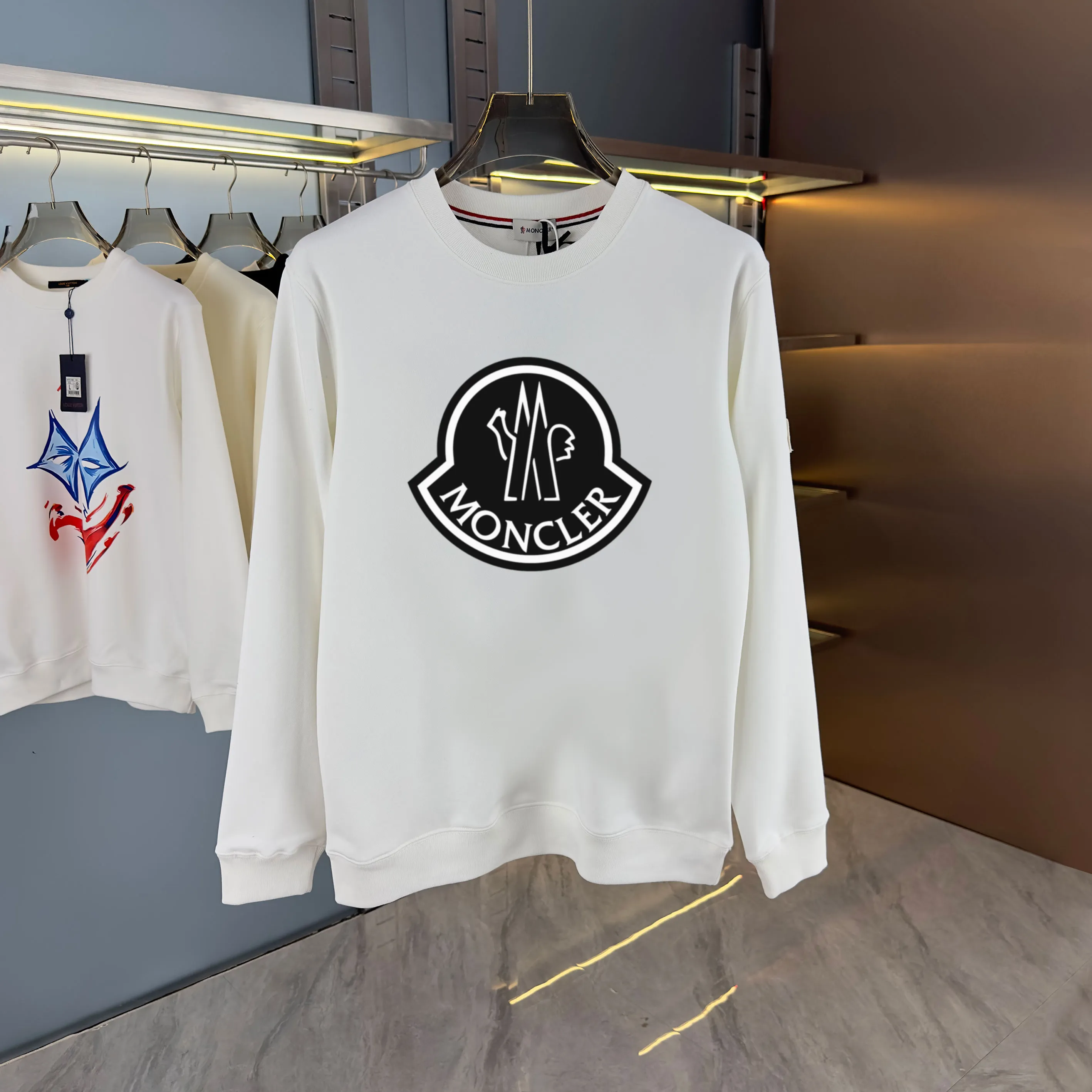 P210 high version sweatshirt) 📦With exclusive picture packaging📦 [Long-term ready stock] Upgraded version "Mobile phone smart sensor ~ NFC chip armband ~ Direct access to the official website anti-counterfeiting" 〖 𝐌𝐎𝐍𝐂𝐋𝐄𝐑 ~ Mouth covering〗 2025 new high quality, using 450g heavyweight fabric Different from the market currency, you can mix and match everything at will and you will be handsome😎The whole clothes is made of double waistcoats. The double waistcoats make the whole dress more three-dimensional. It is not an ordinary factory that can do such fine work. 2025 autumn and winter new style, on sale at the counter, exquisite printed round neck terry sweatshirt. High-end double-ply cotton. Customized stretch ribs are dyed in the same vat. Three standards are complete. It is matched with digital printing patterns and is very breathable. Same style for men and women. Color: black, white, apricot. Size: S M L XL 2XL