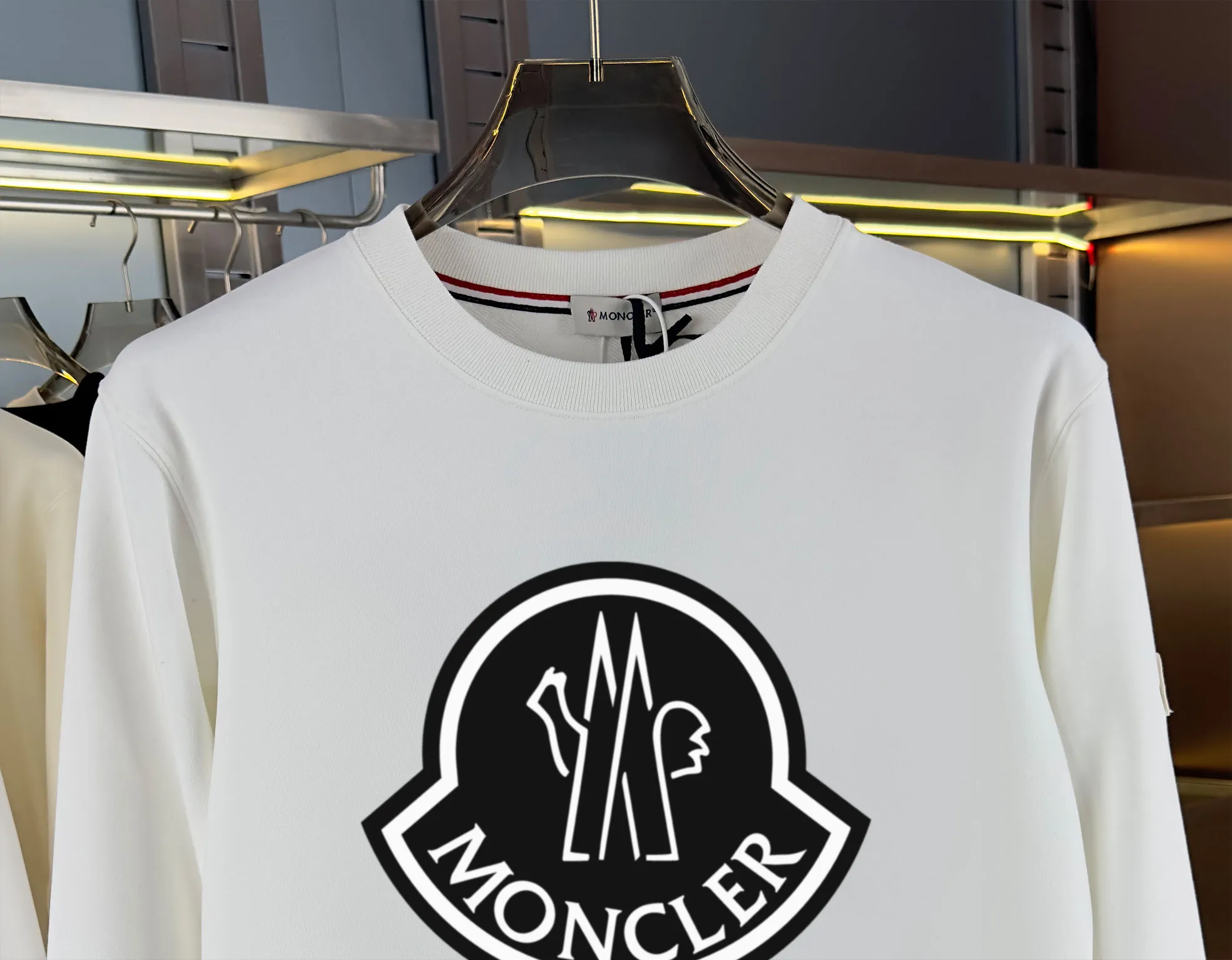 P210 high version sweatshirt) 📦With exclusive picture packaging📦 [Long-term ready stock] Upgraded version "Mobile phone smart sensor ~ NFC chip armband ~ Direct access to the official website anti-counterfeiting" 〖 𝐌𝐎𝐍𝐂𝐋𝐄𝐑 ~ Mouth covering〗 2025 new high quality, using 450g heavyweight fabric Different from the market currency, you can mix and match everything at will and you will be handsome😎The whole clothes is made of double waistcoats. The double waistcoats make the whole dress more three-dimensional. It is not an ordinary factory that can do such fine work. 2025 autumn and winter new style, on sale at the counter, exquisite printed round neck terry sweatshirt. High-end double-ply cotton. Customized stretch ribs are dyed in the same vat. Three standards are complete. It is matched with digital printing patterns and is very breathable. Same style for men and women. Color: black, white, apricot. Size: S M L XL 2XL