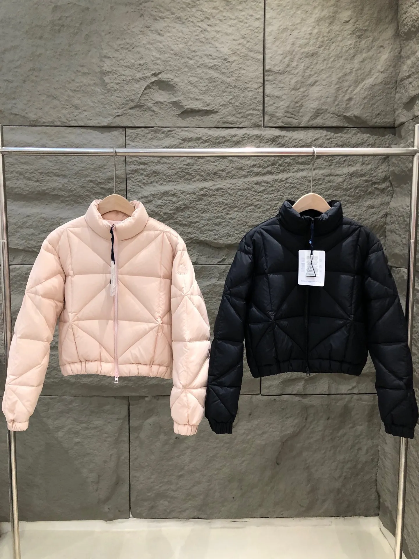 P880 Moncler 25 New Anafi Diamond Quilted Short Down Jacket Women's Jacket The Anafi down jacket is decorated with large-sized classic diamond quilting, creating a sense of three-dimensionality and texture. Short design, made from fine, soft nylon fabric for a gorgeous, comfortable feel. This warm piece embodies a modern aesthetic. Color: Pink/Black Size: 0/1/2/3